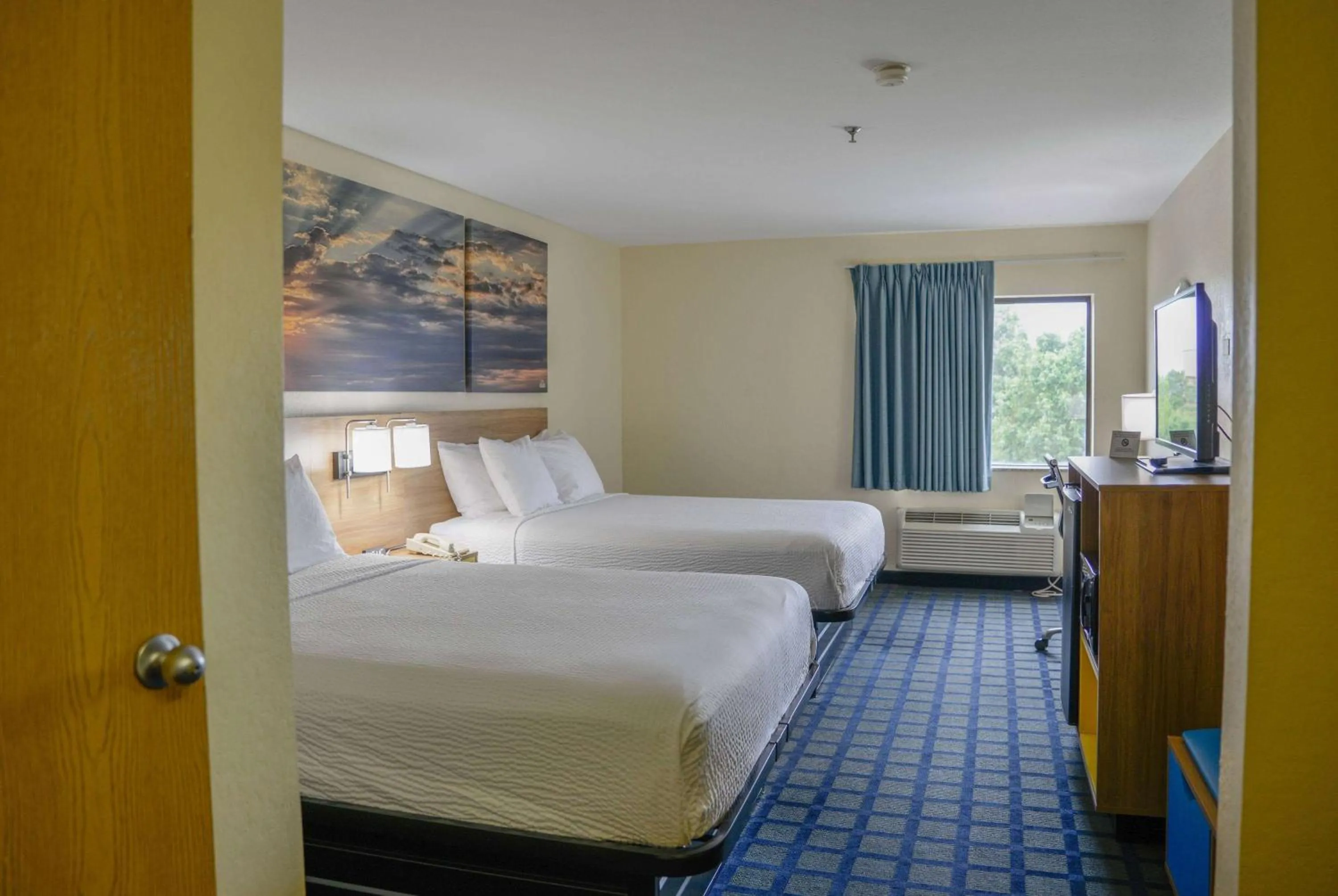 Photo of the whole room, Bed in Days Inn by Wyndham Mount Vernon
