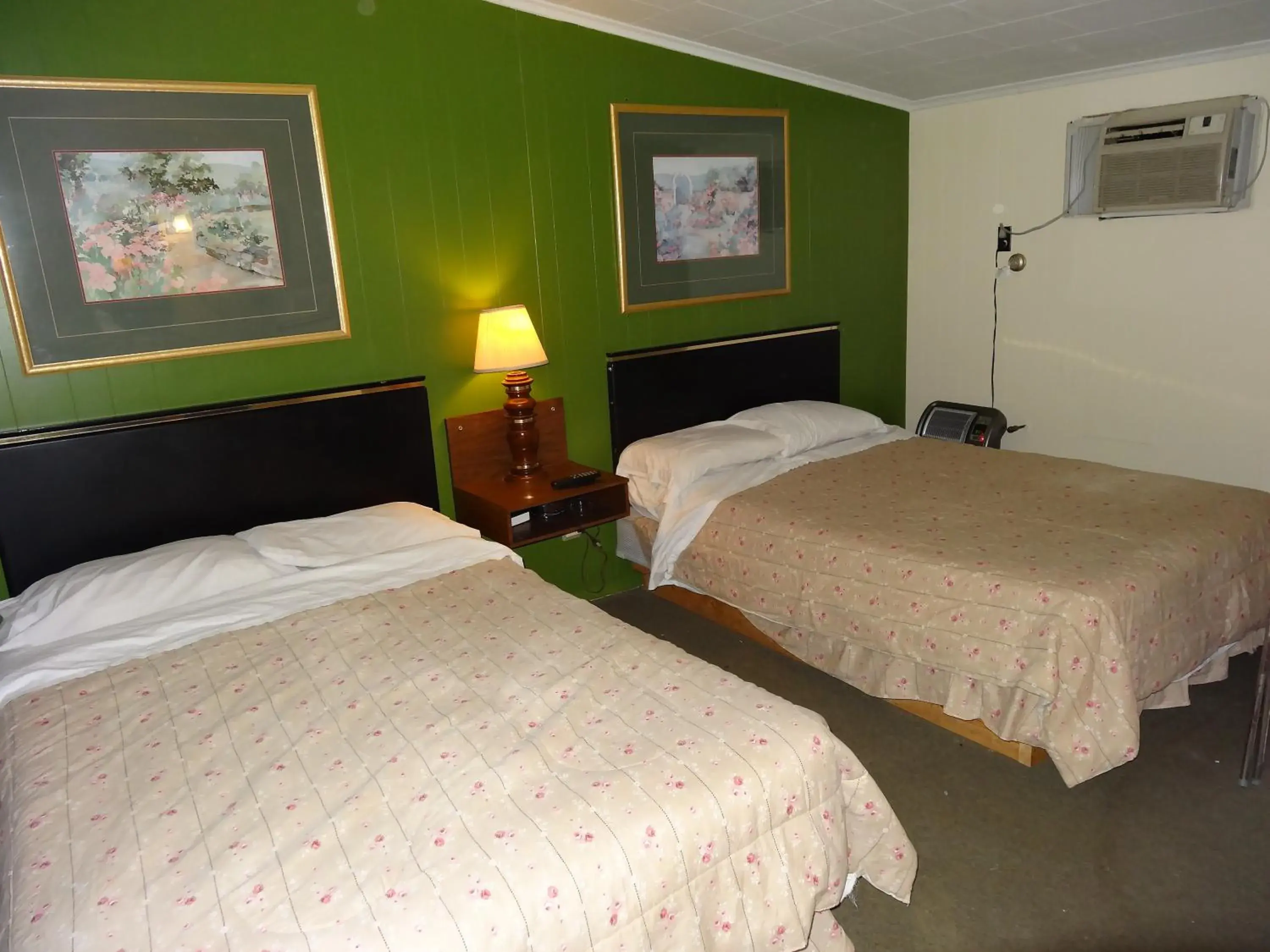 Double Room with Two Double Beds in Sparta Motel Double Room with Two Double Beds in Sparta Motel