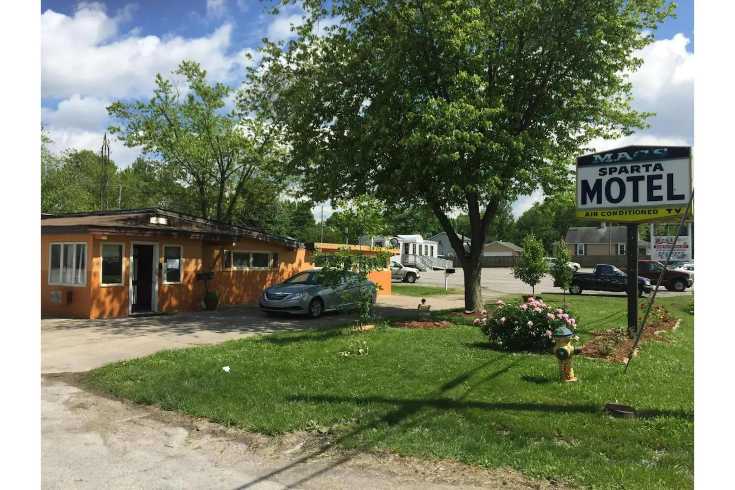 Facade/entrance in Capital O Sparta Motel Near Carbondale