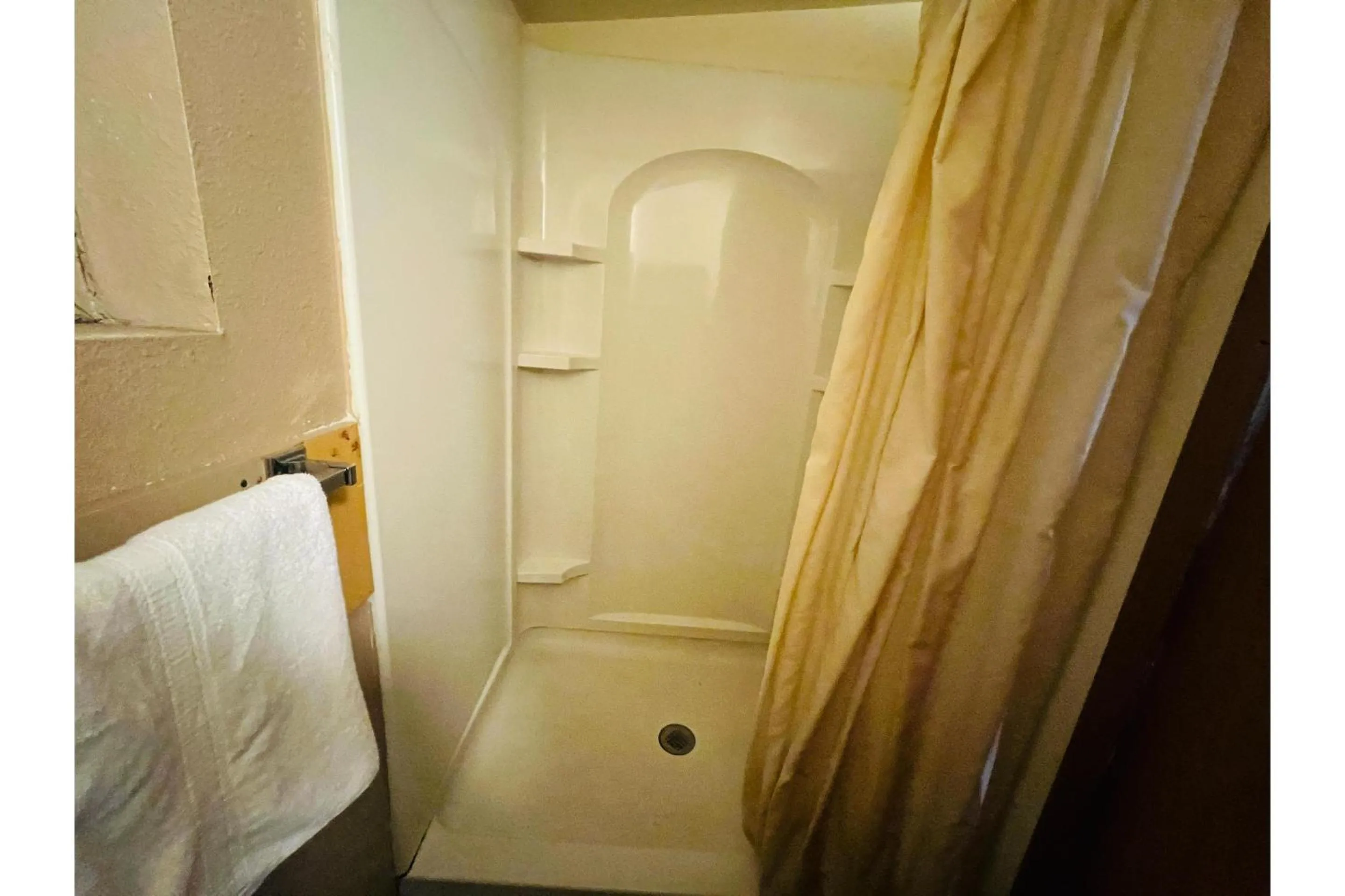 Bathroom in Capital O Sparta Motel Near Carbondale