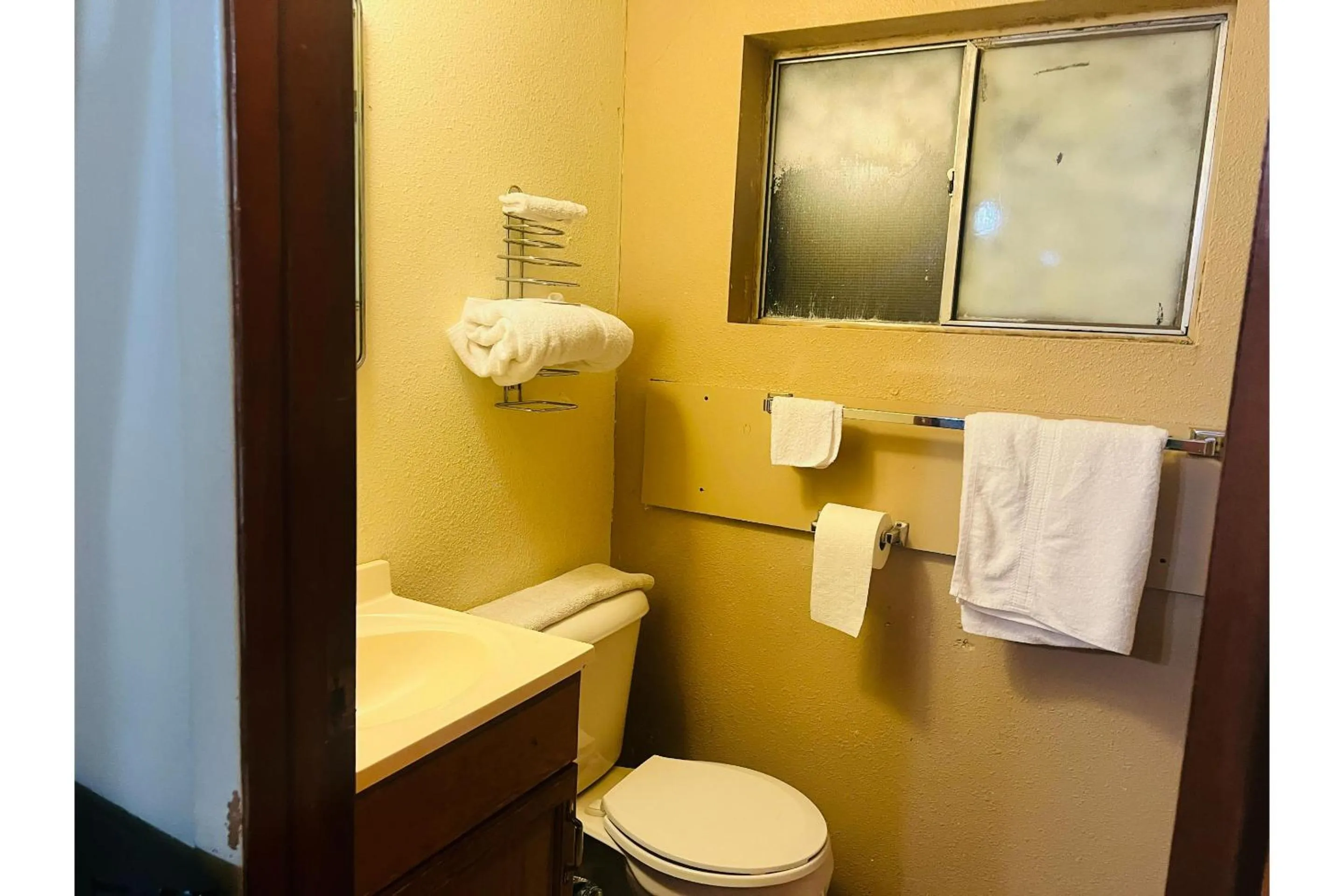 Bathroom in Capital O Sparta Motel Near Carbondale