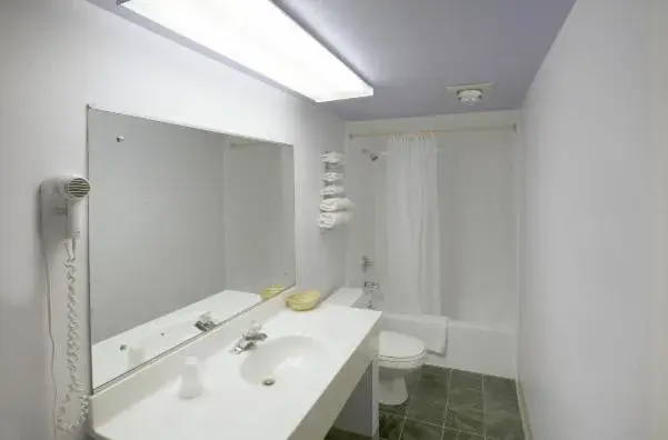 Bathroom in America's Best Value Inn Litchfield
