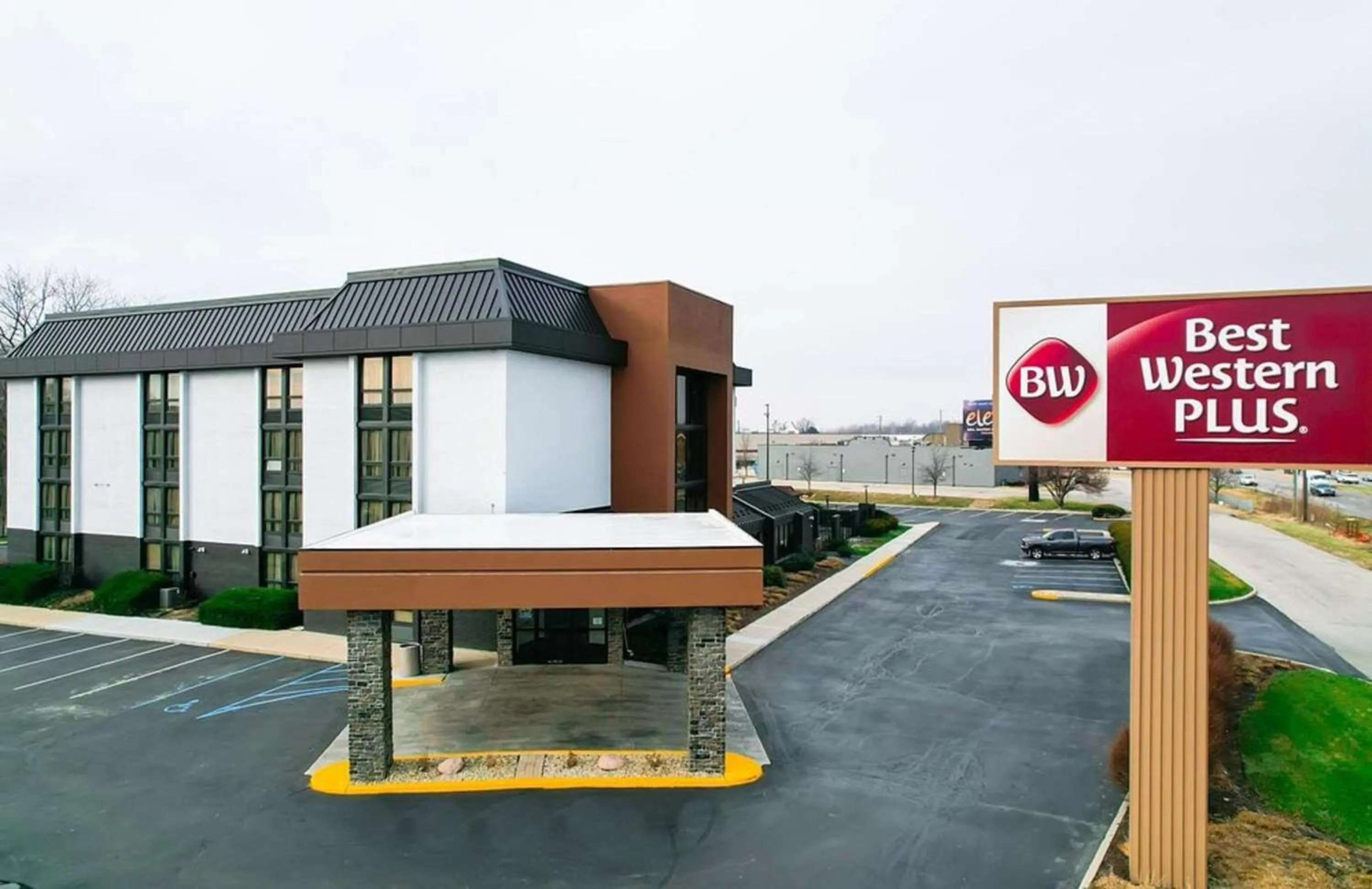 Property building in Best Western Plus Indianapolis North at Pyramids