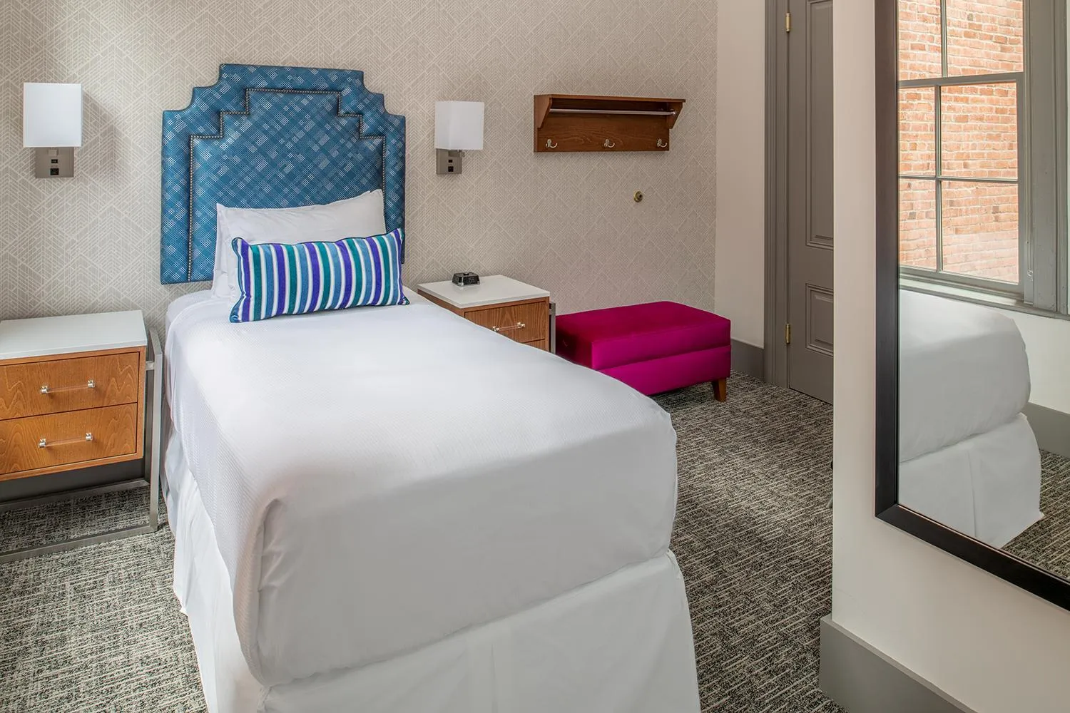 Bedroom, Bed in Harlow Hotel