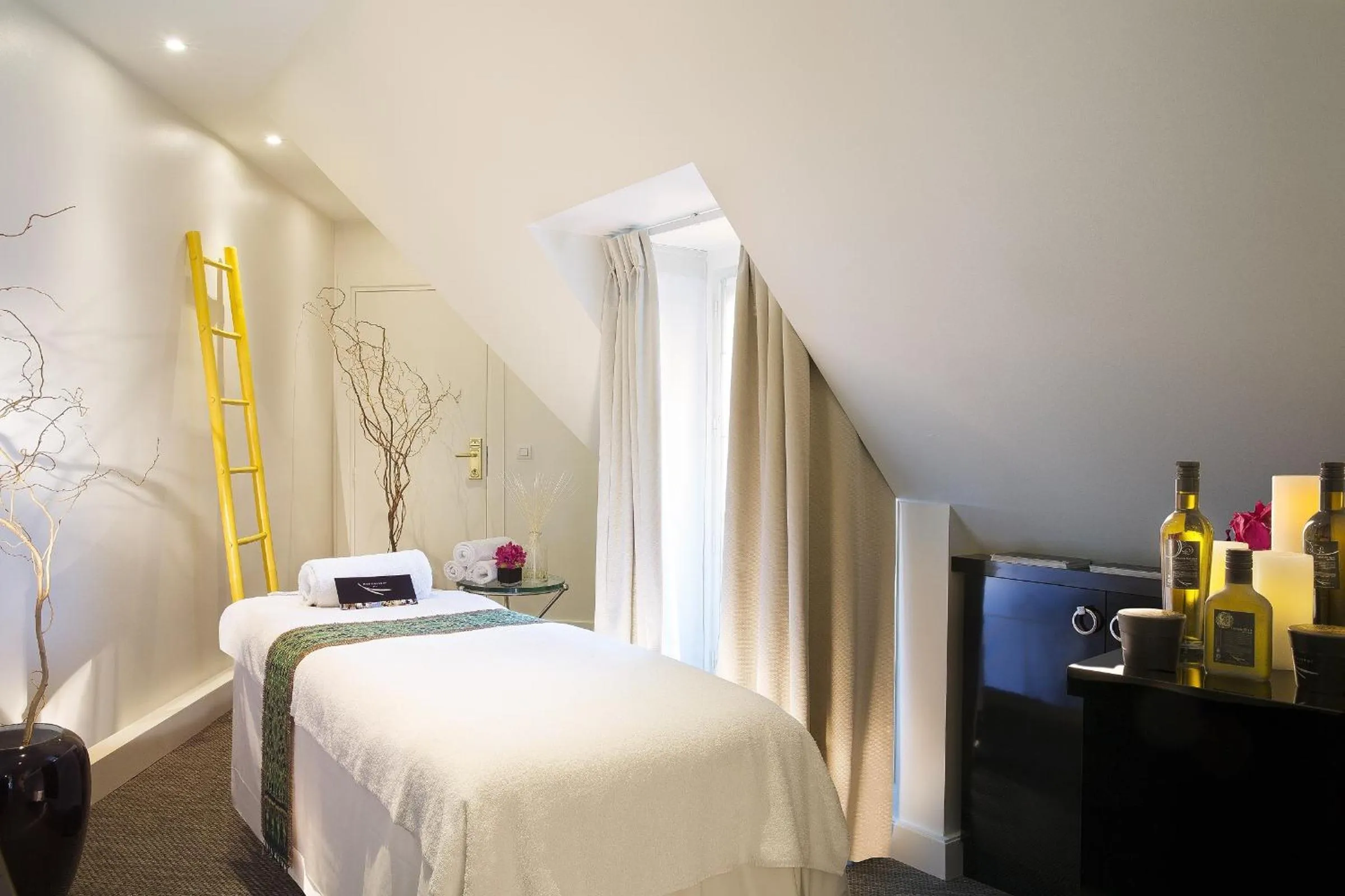 Massage, Bed in Hôtel Napoleon Paris