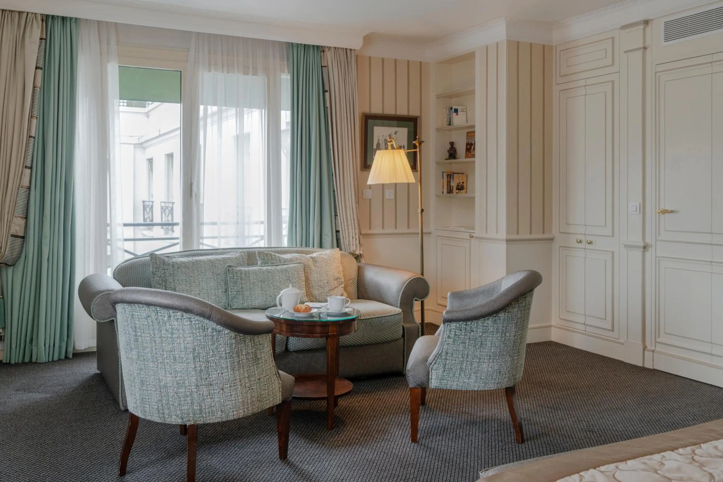 Living room in Hôtel Napoleon Paris