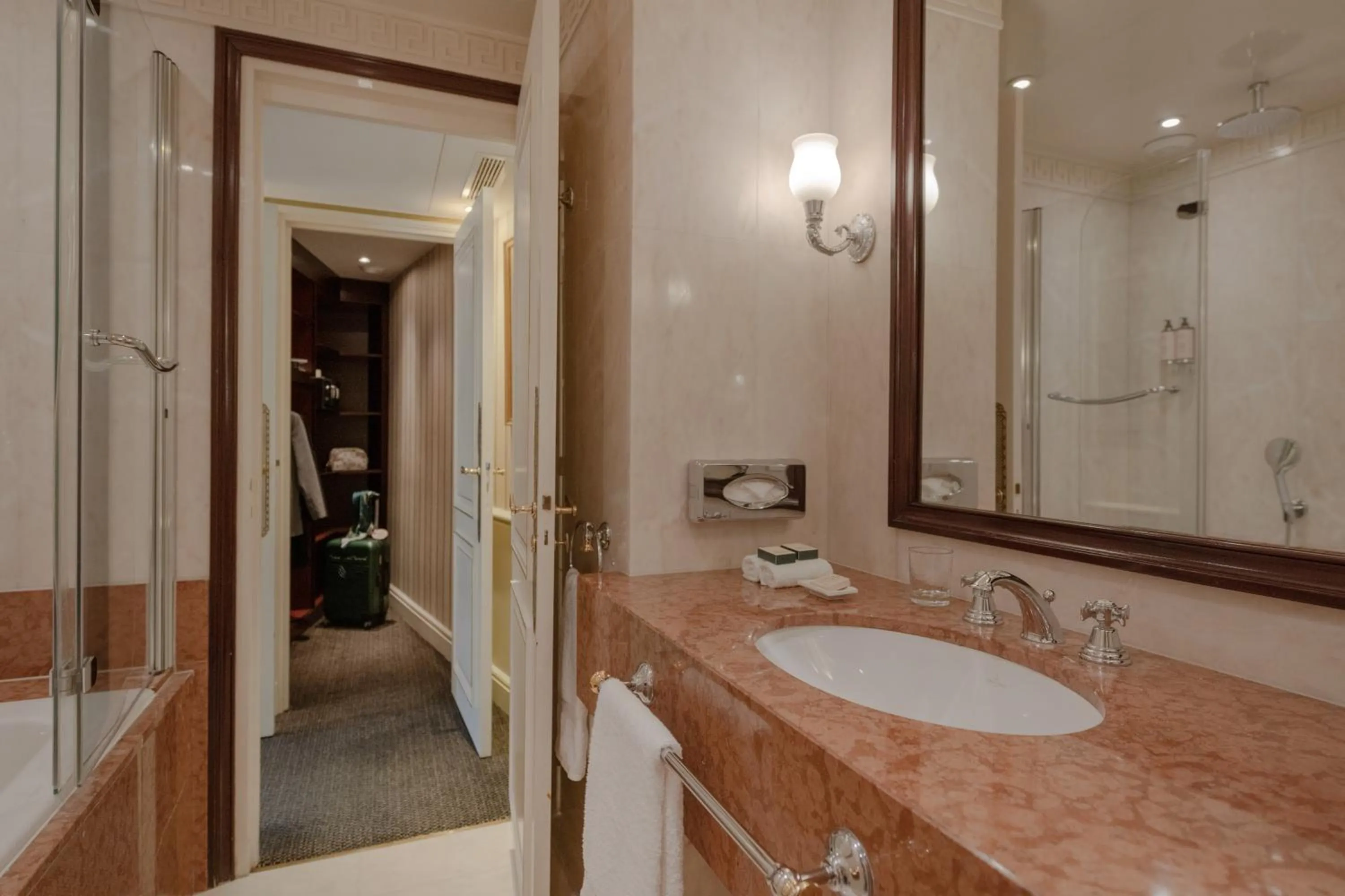 Shower in Hôtel Napoleon Paris