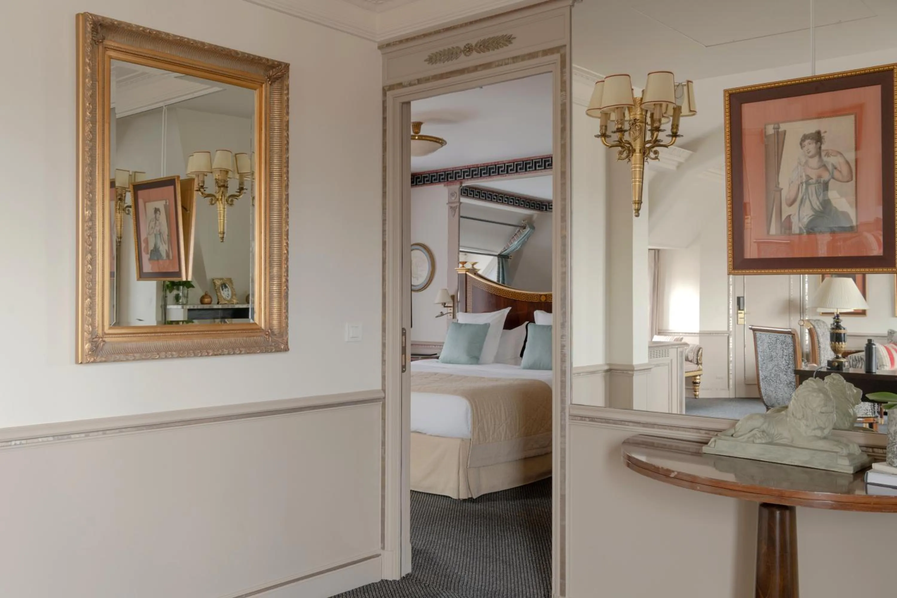 Bed in Hôtel Napoleon Paris