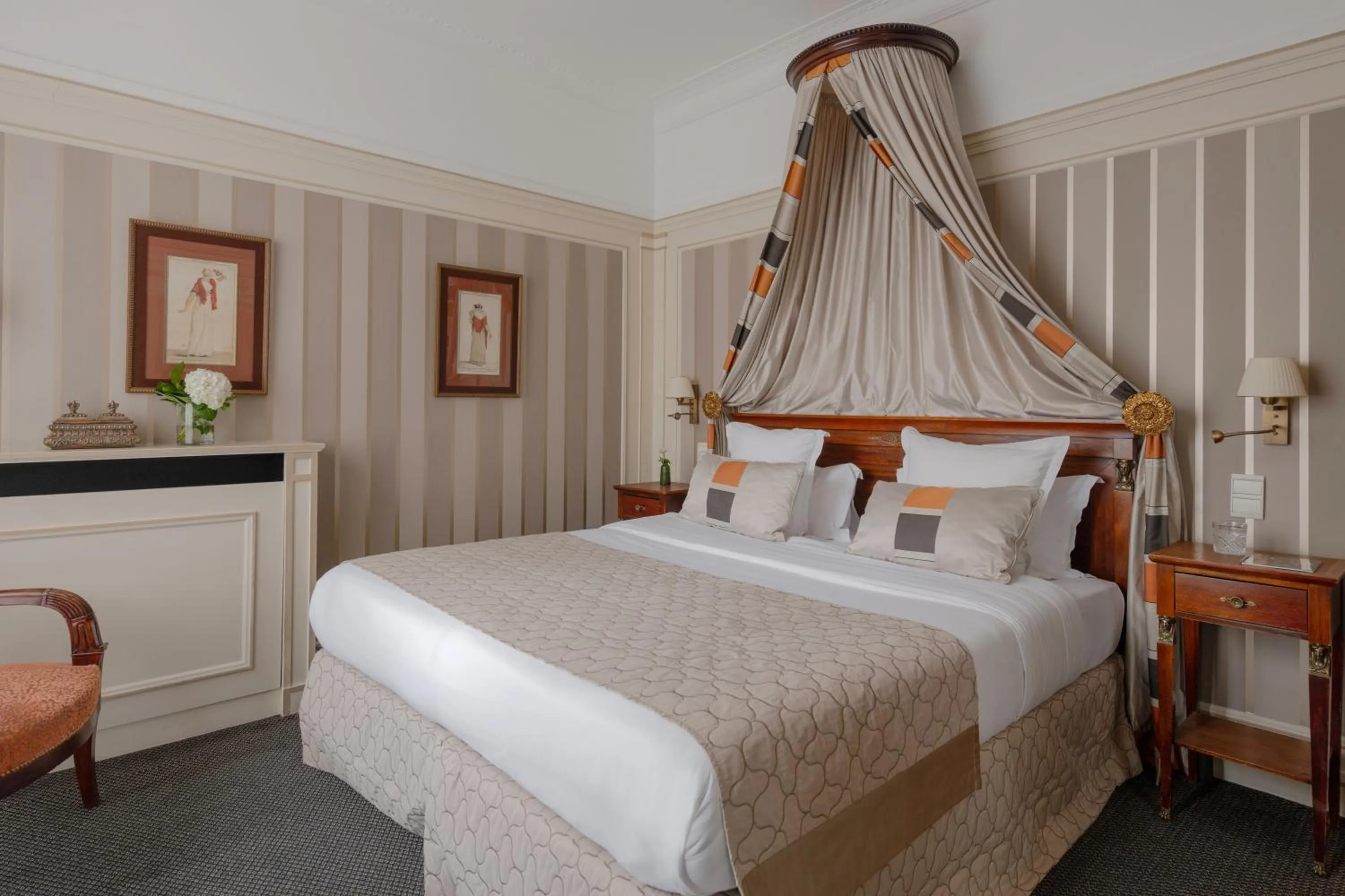 Bed in Hôtel Napoleon Paris