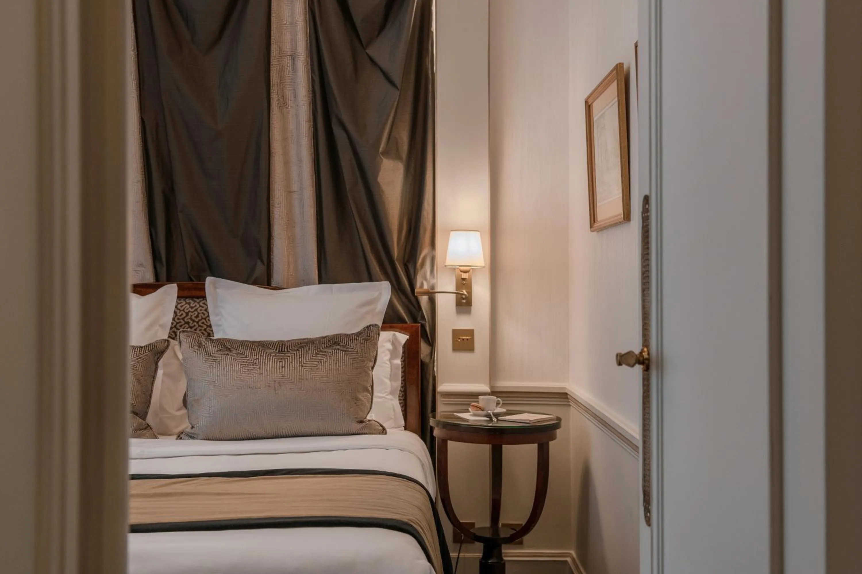 Bed in Hôtel Napoleon Paris