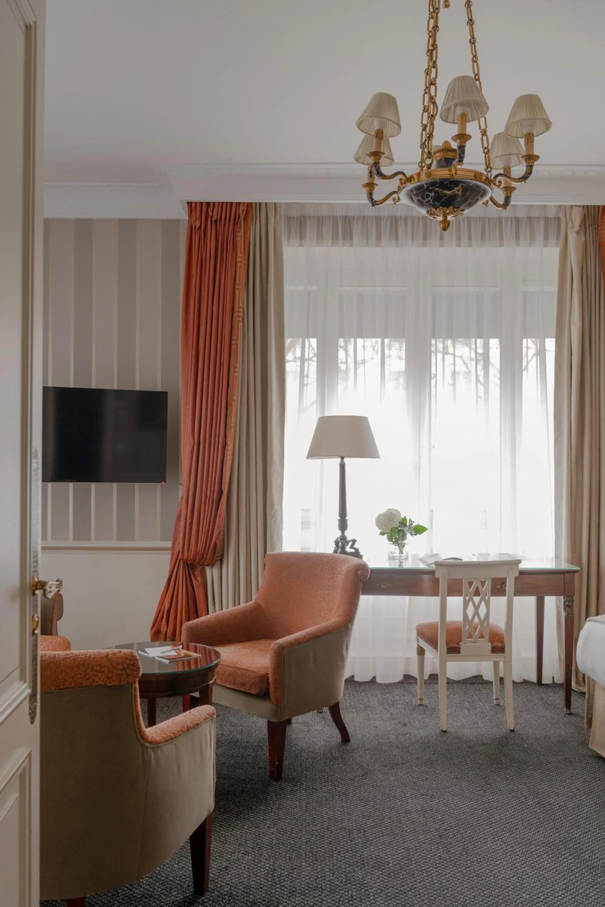 TV and multimedia in Hôtel Napoleon Paris