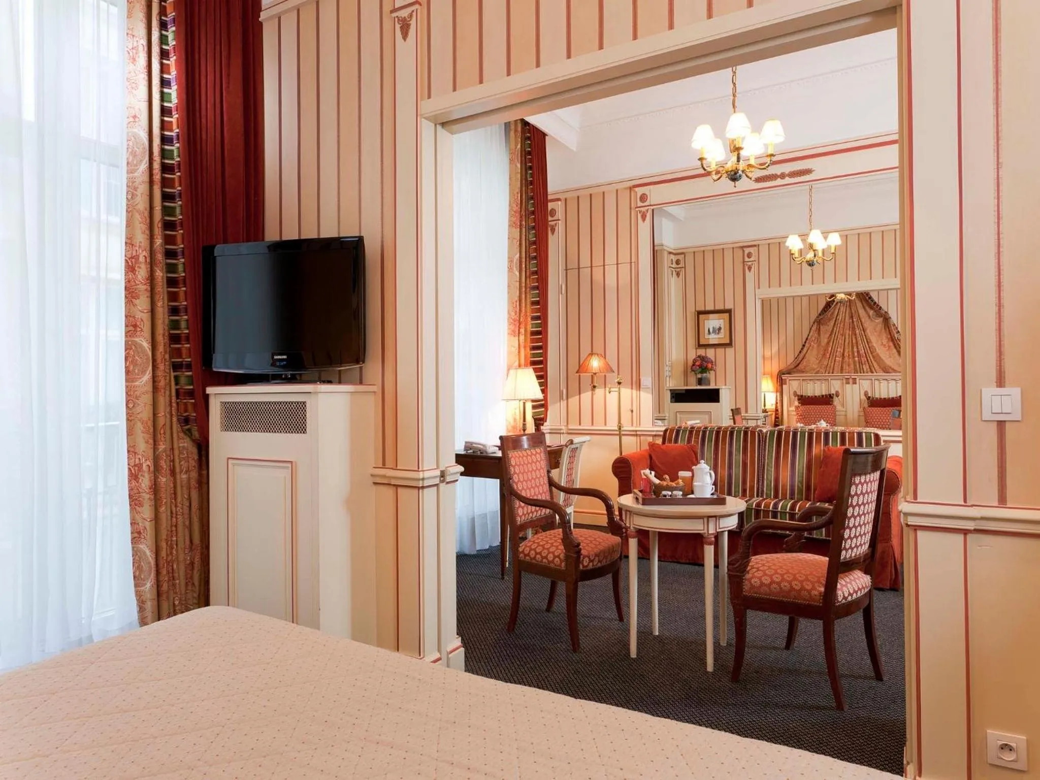 TV and multimedia, Bed in Hôtel Napoleon Paris