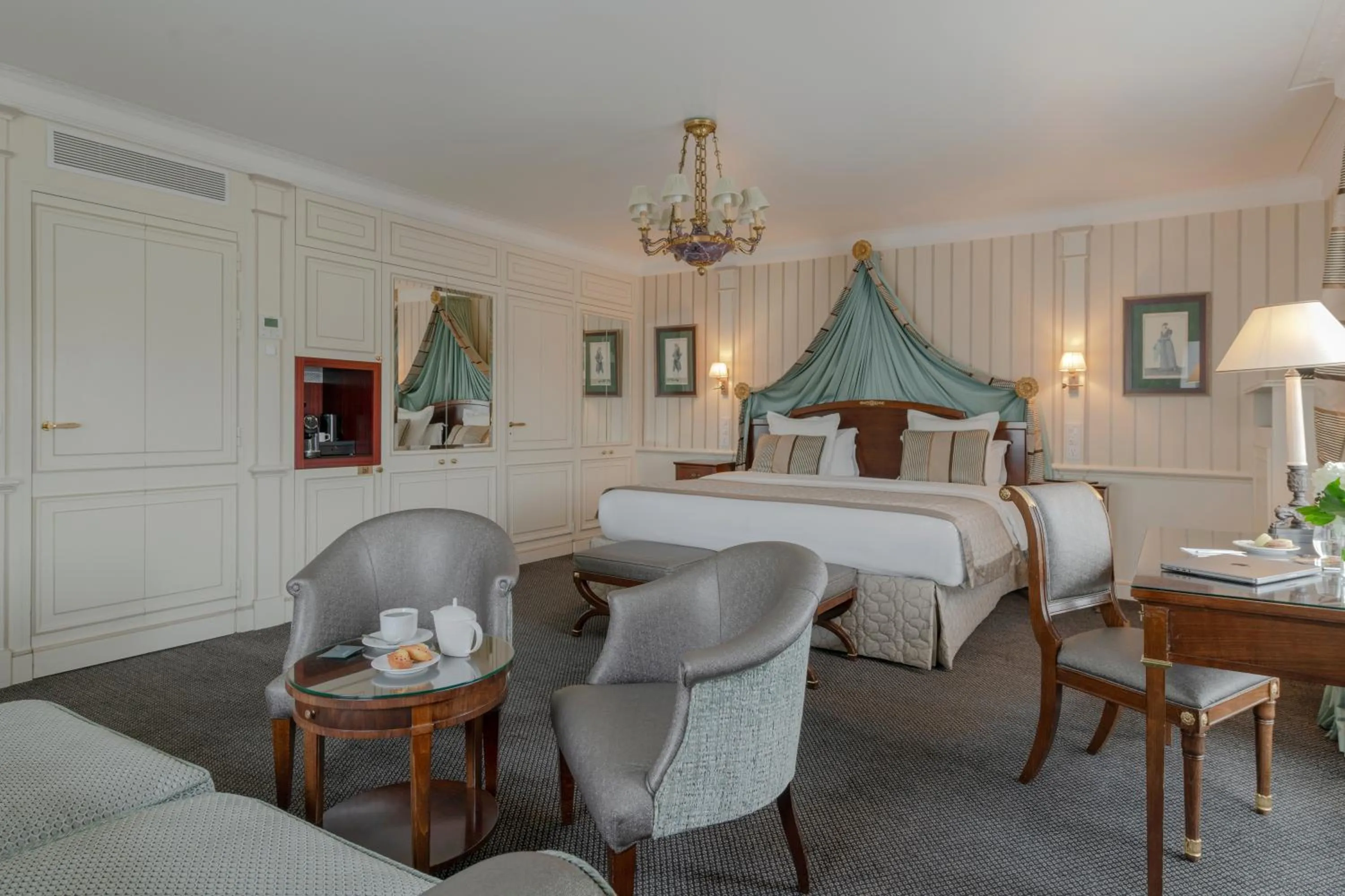 Bed in Hôtel Napoleon Paris