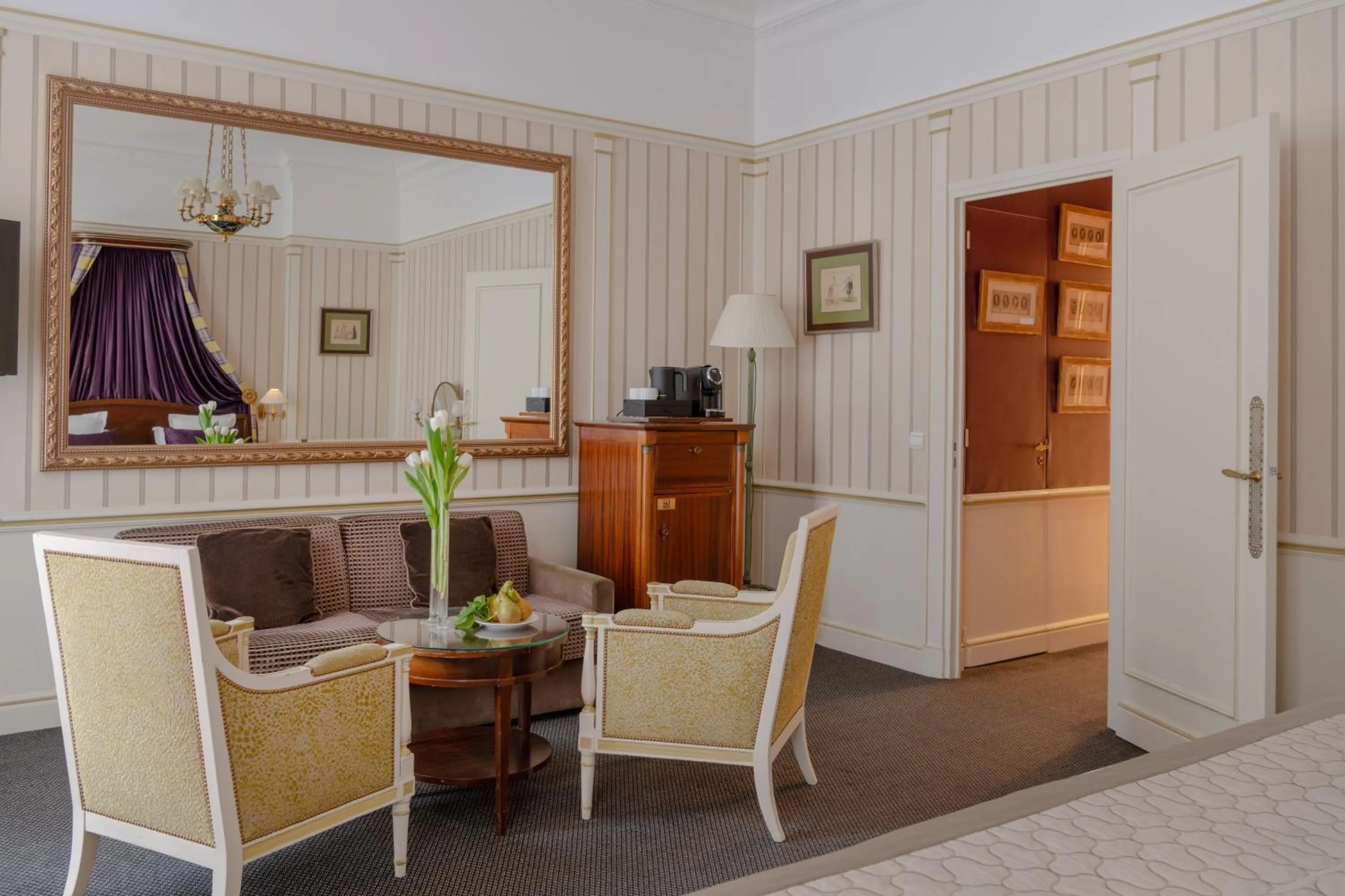 Living room in Hôtel Napoleon Paris