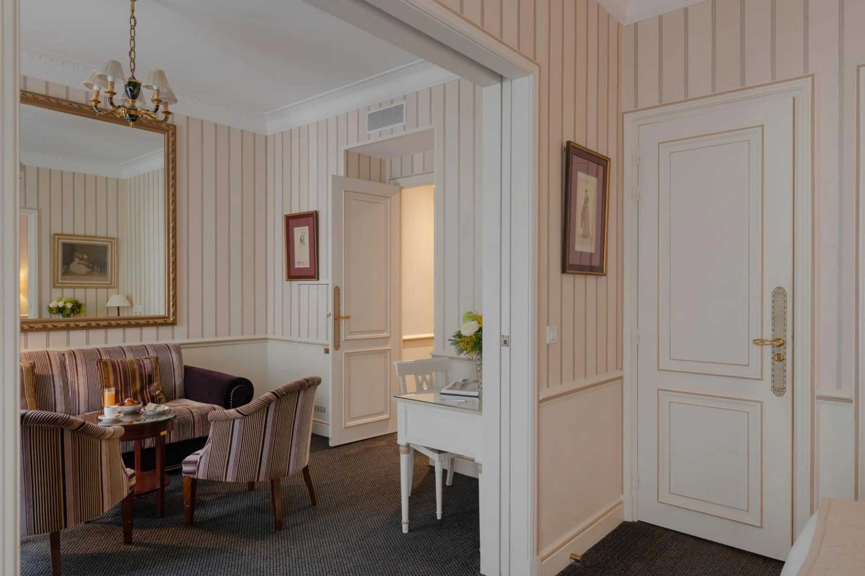 Living room in Hôtel Napoleon Paris