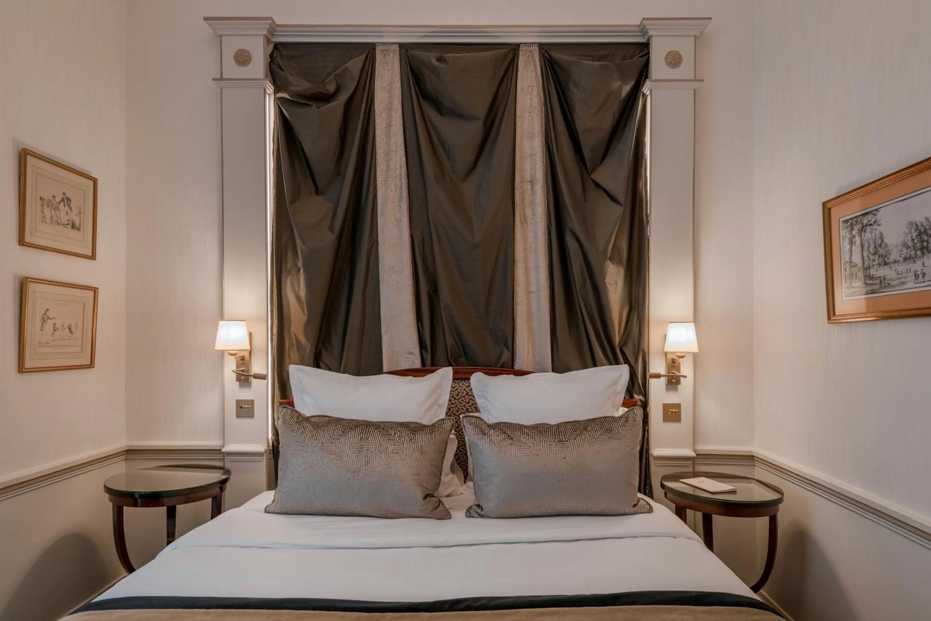 Bed in Hôtel Napoleon Paris