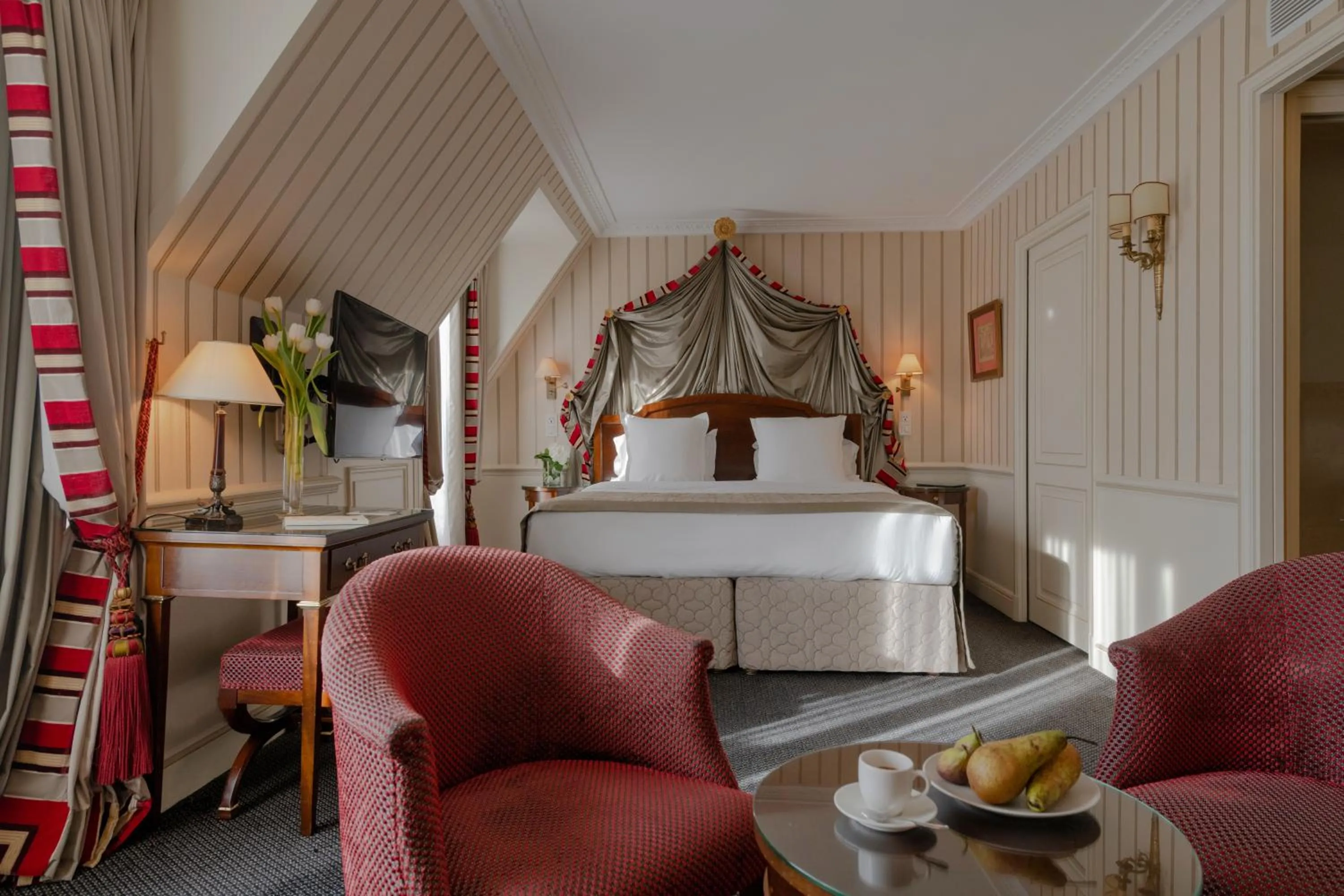 Bed in Hôtel Napoleon Paris