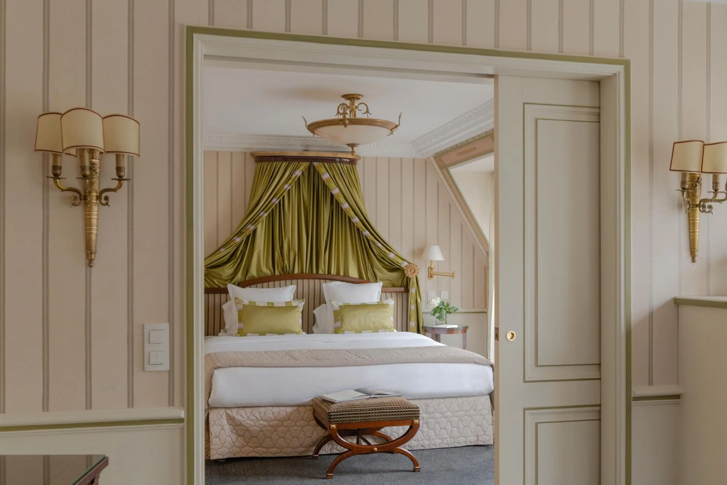 Bed in Hôtel Napoleon Paris