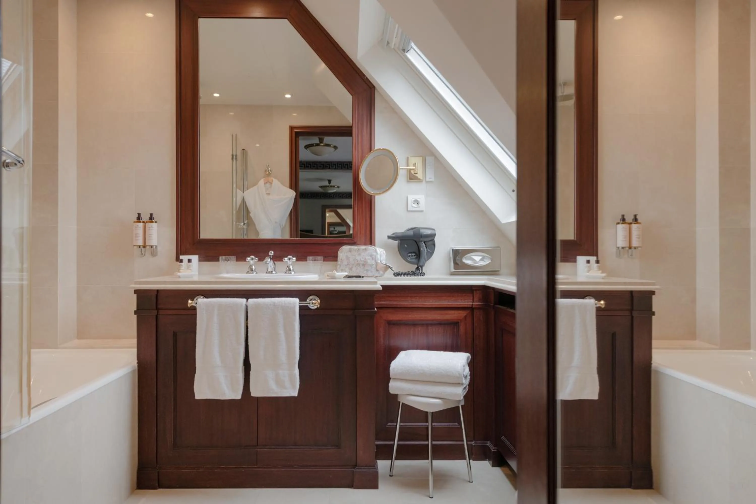 Bathroom in Hôtel Napoleon Paris