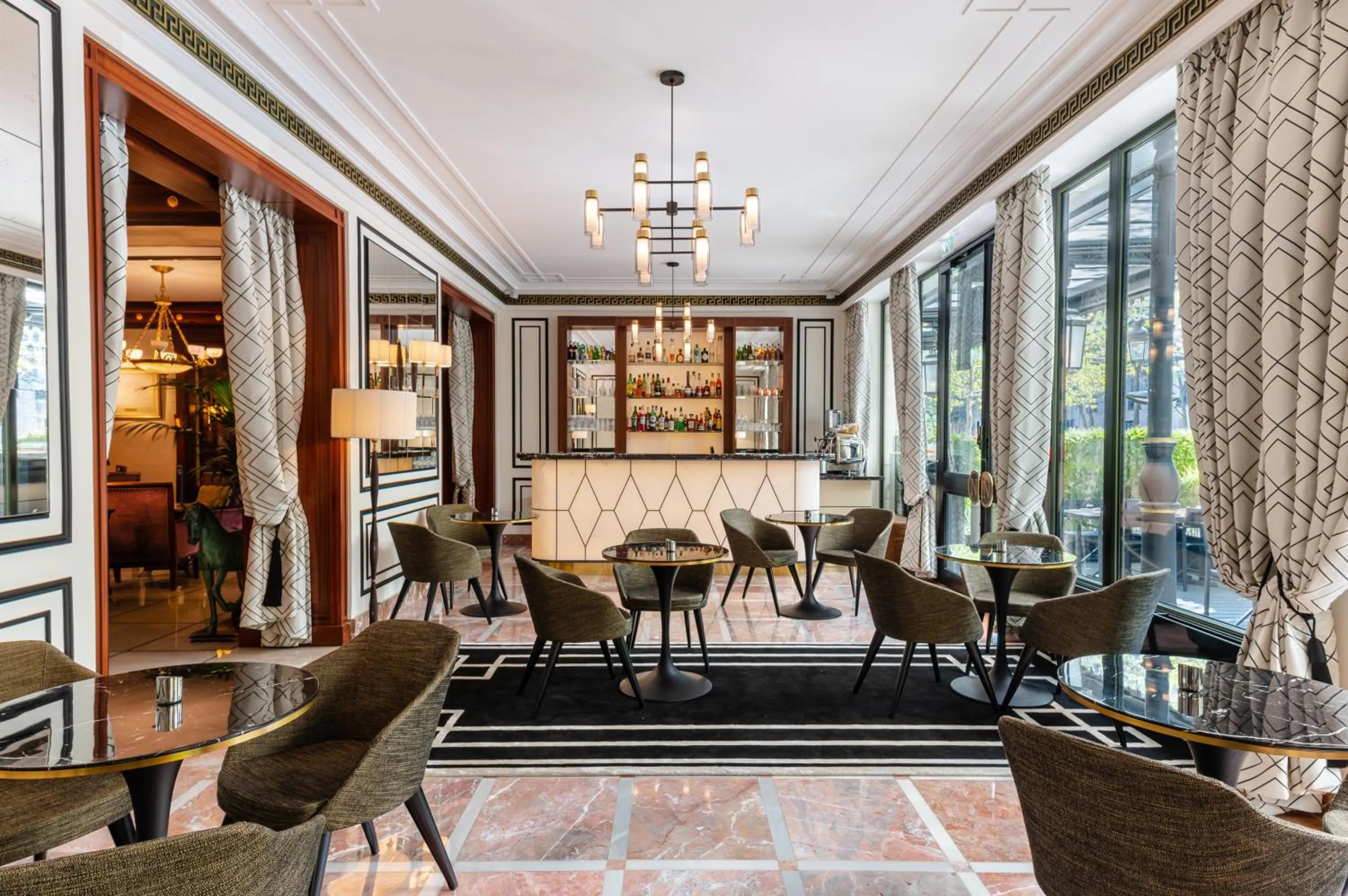 Lounge or bar in Hôtel Napoleon Paris