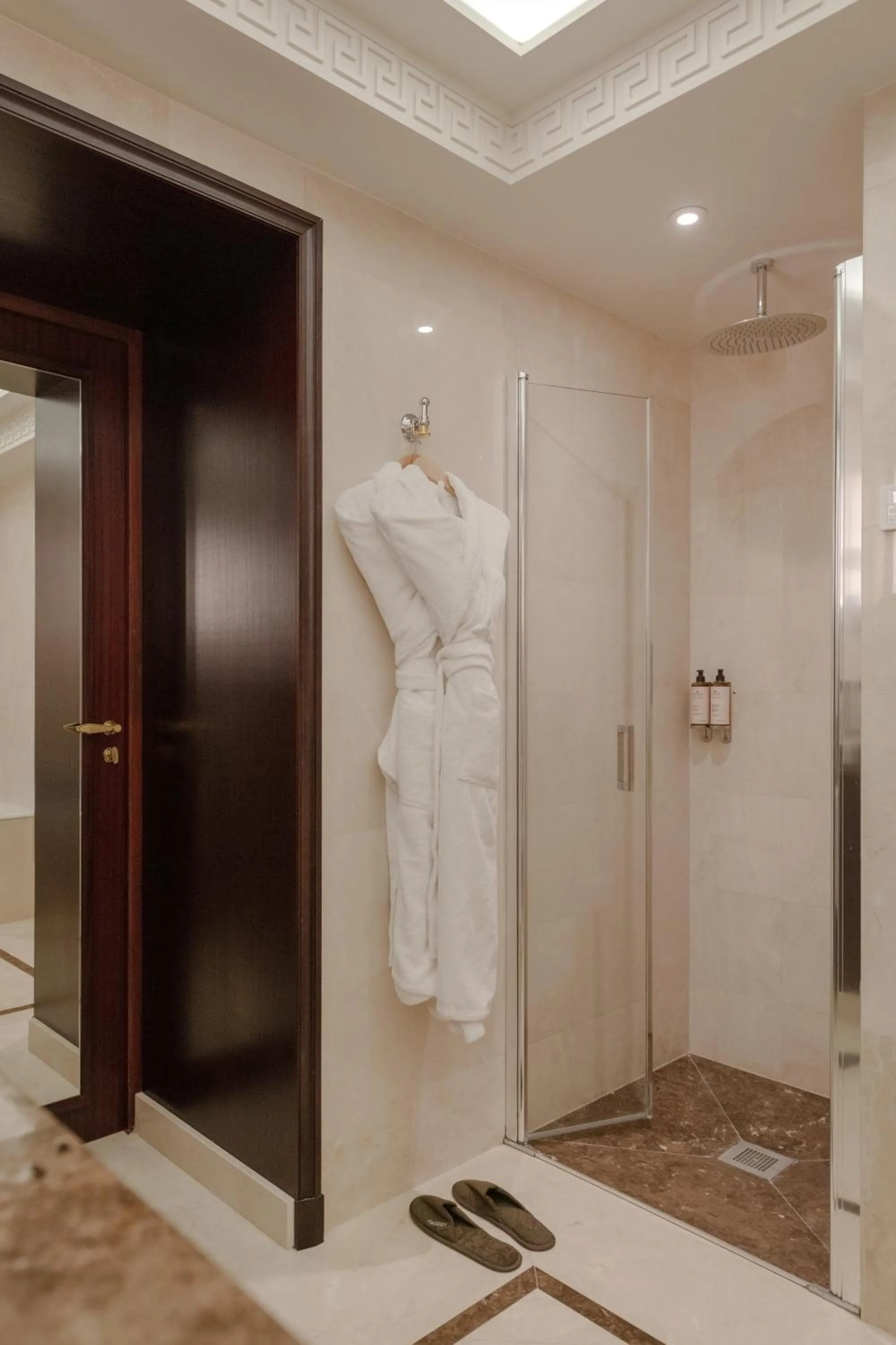 Shower in Hôtel Napoleon Paris