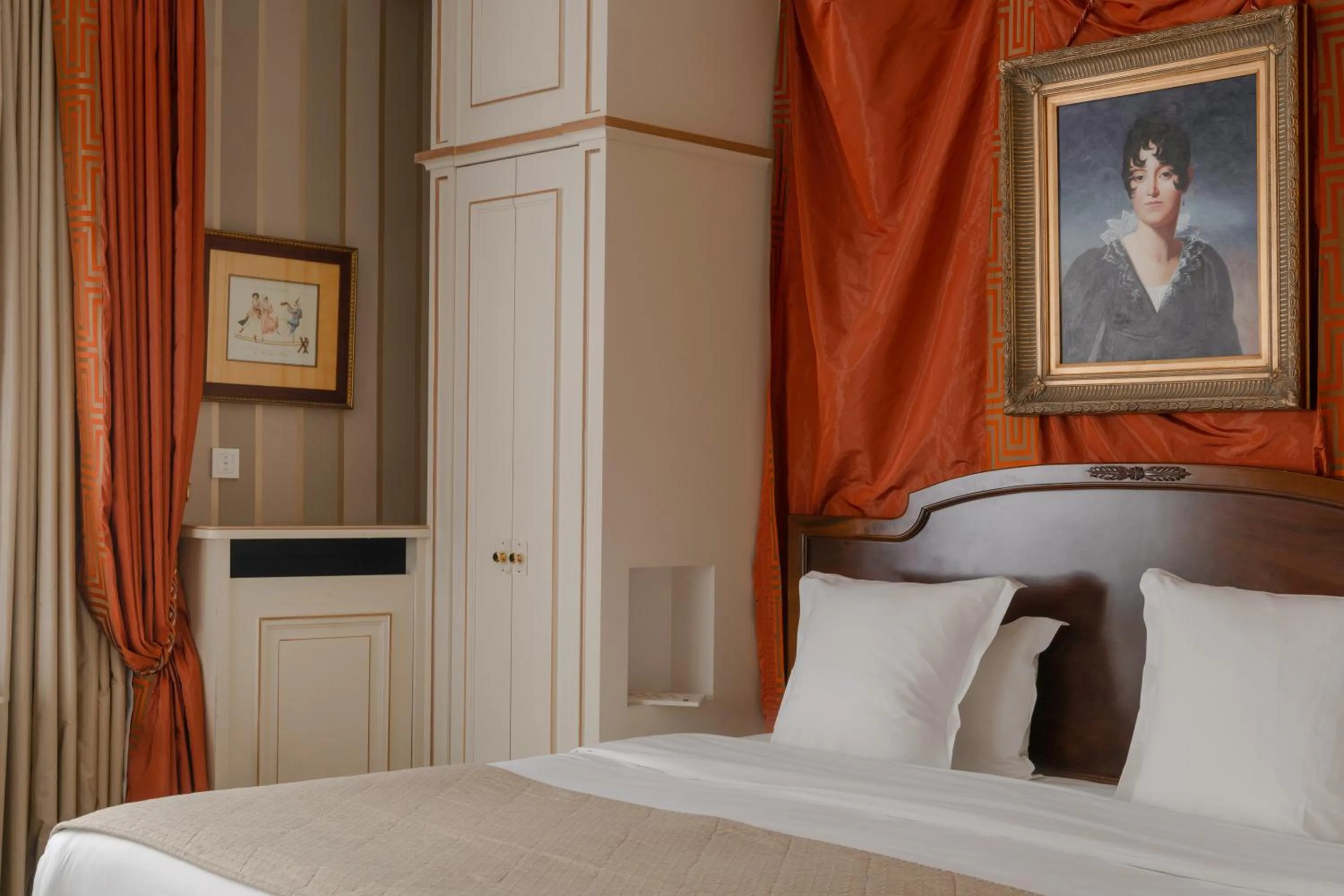 Bed in Hôtel Napoleon Paris