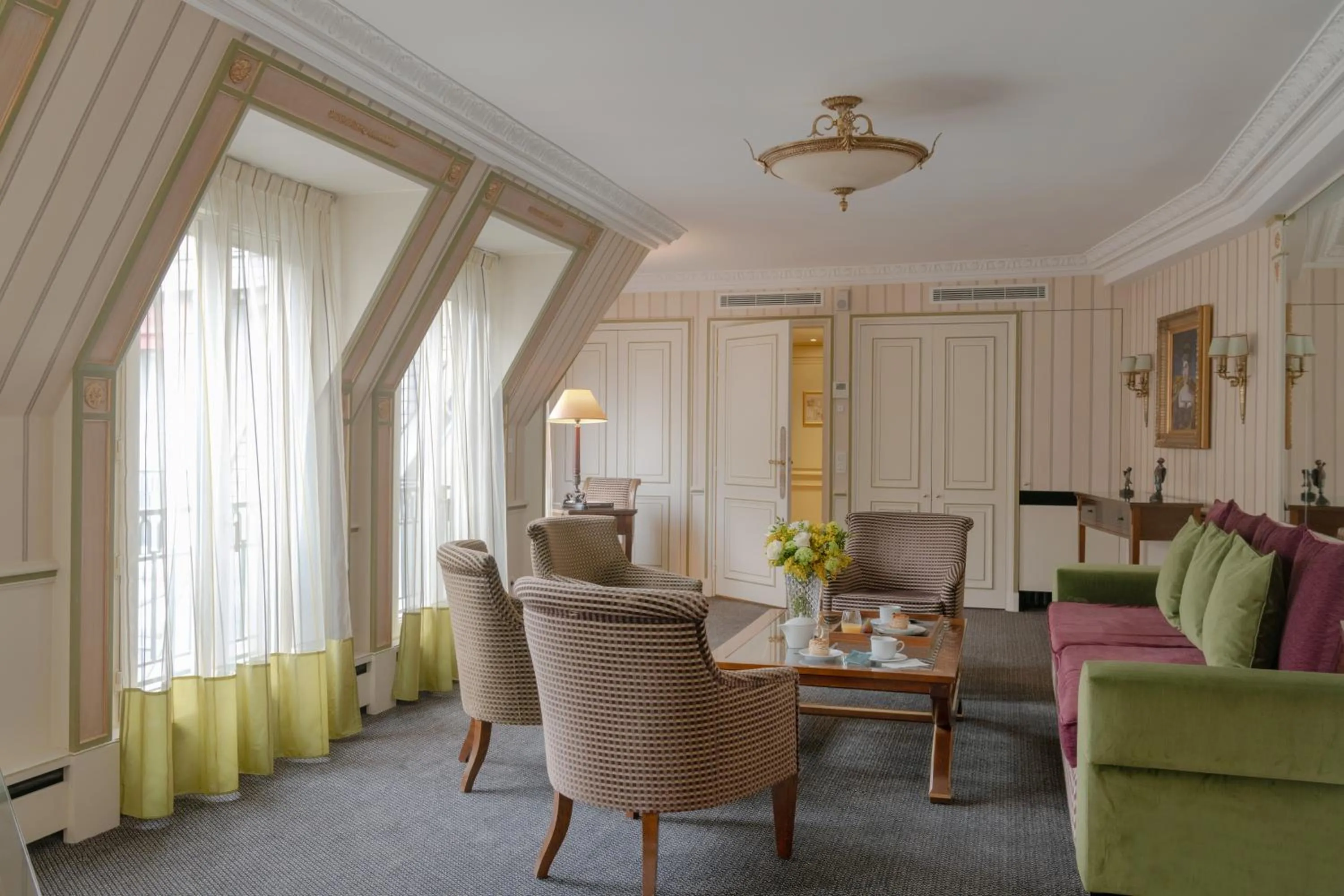 Living room in Hôtel Napoleon Paris