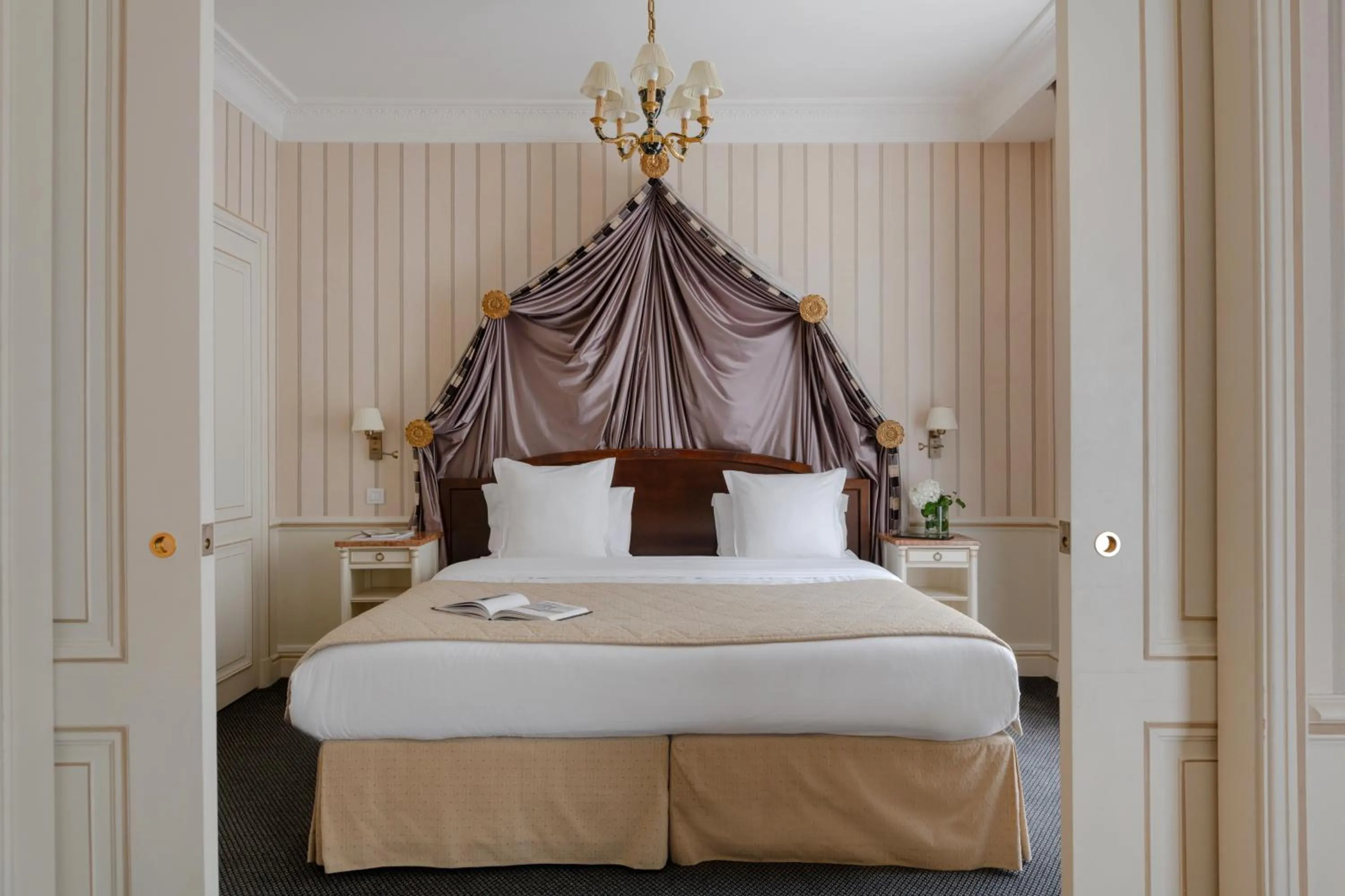 Bed in Hôtel Napoleon Paris