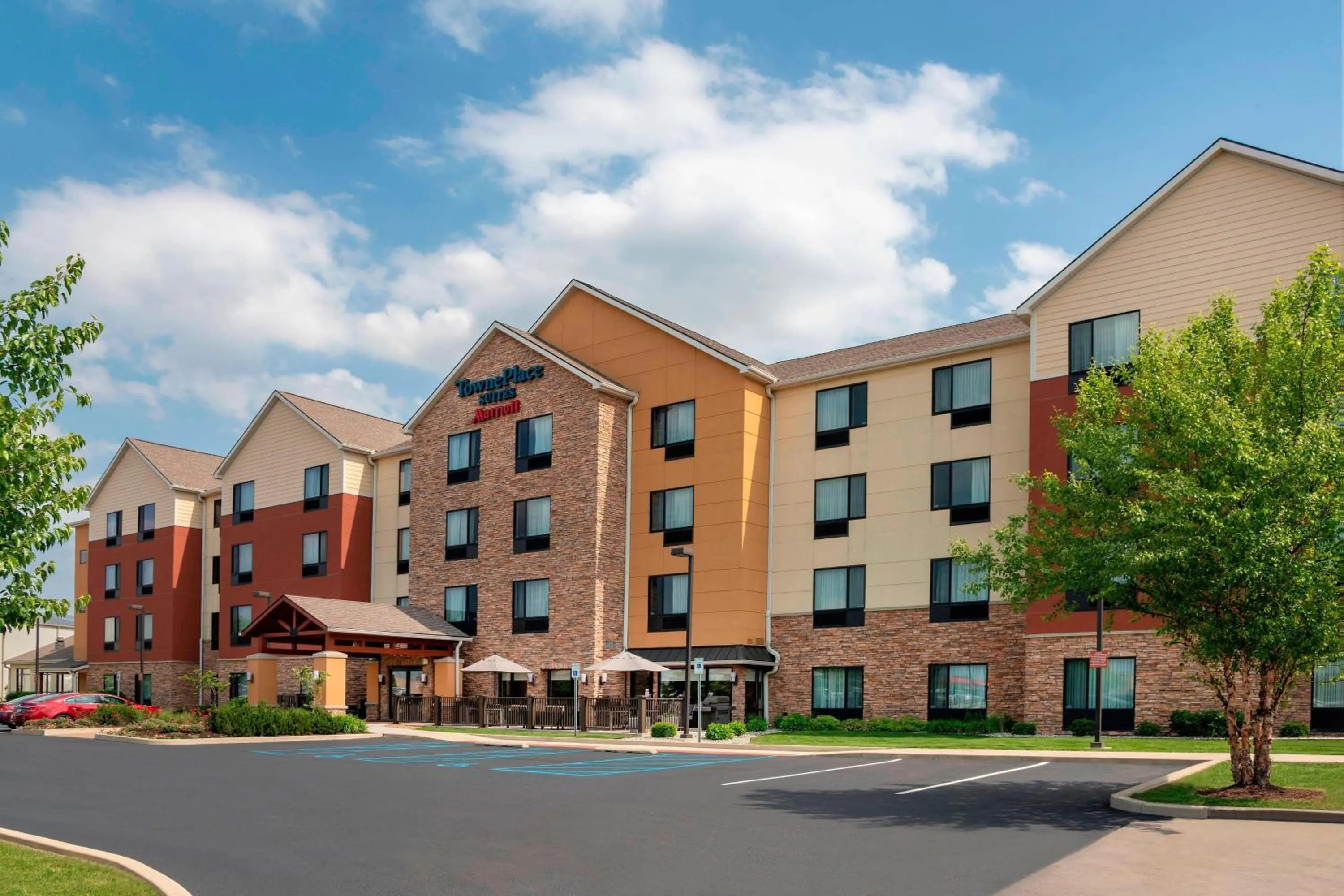 Property building in TownePlace Suites Fort Wayne North
