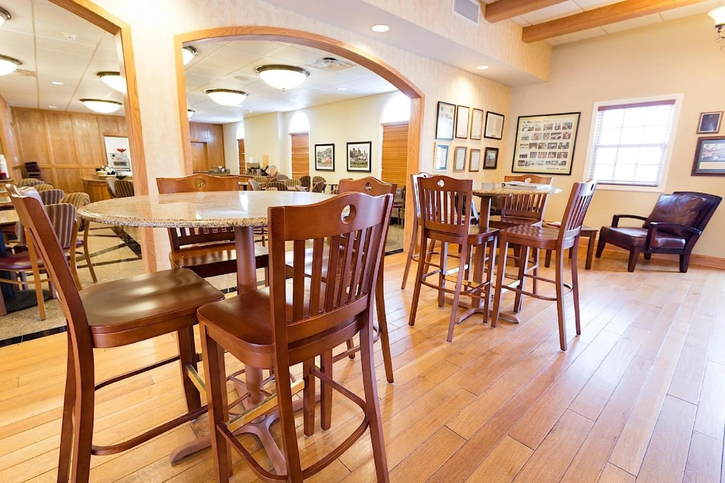 Restaurant/places to eat in Marv Herzog Hotel