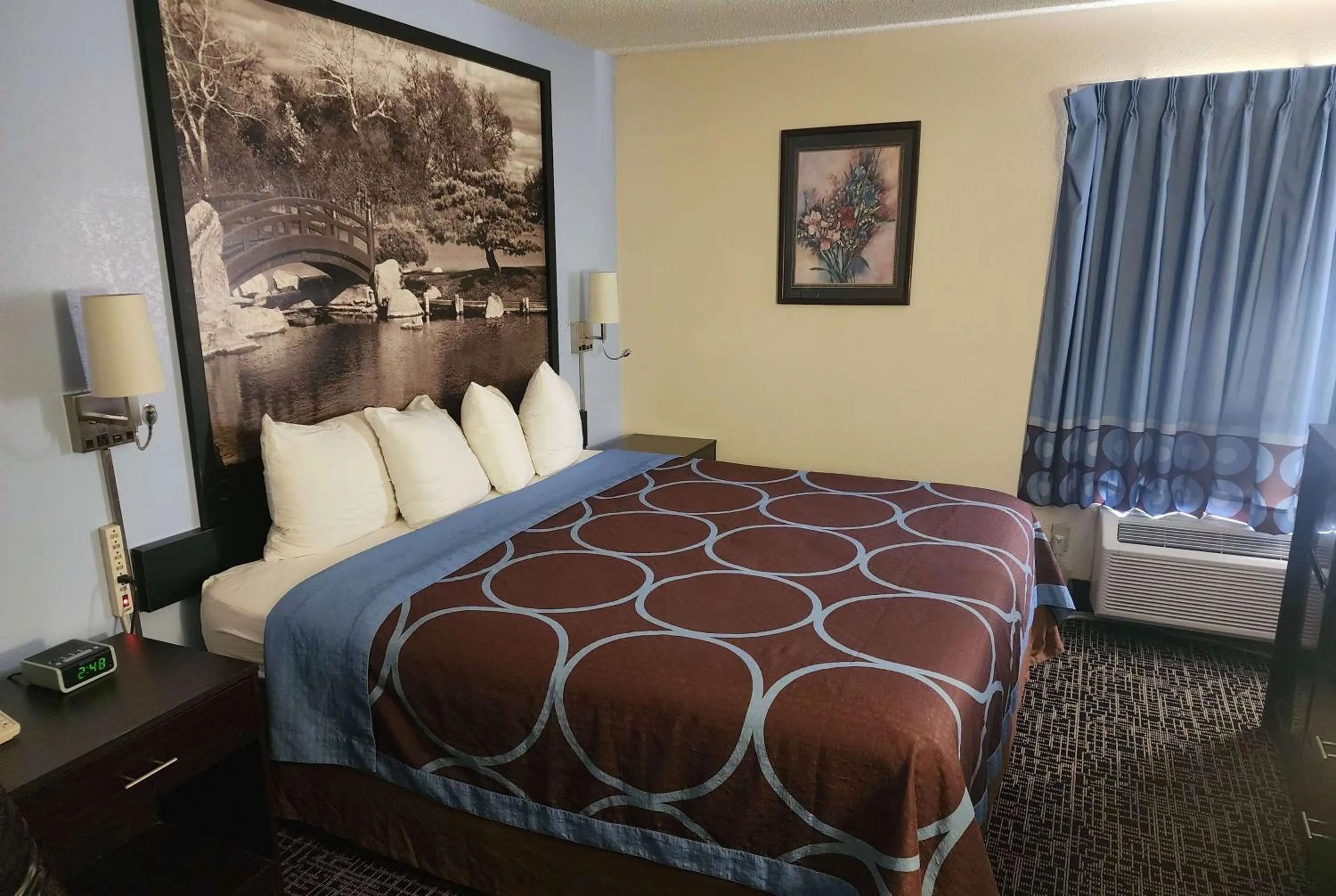 Photo of the whole room, Bed in Super 8 by Wyndham Galesburg