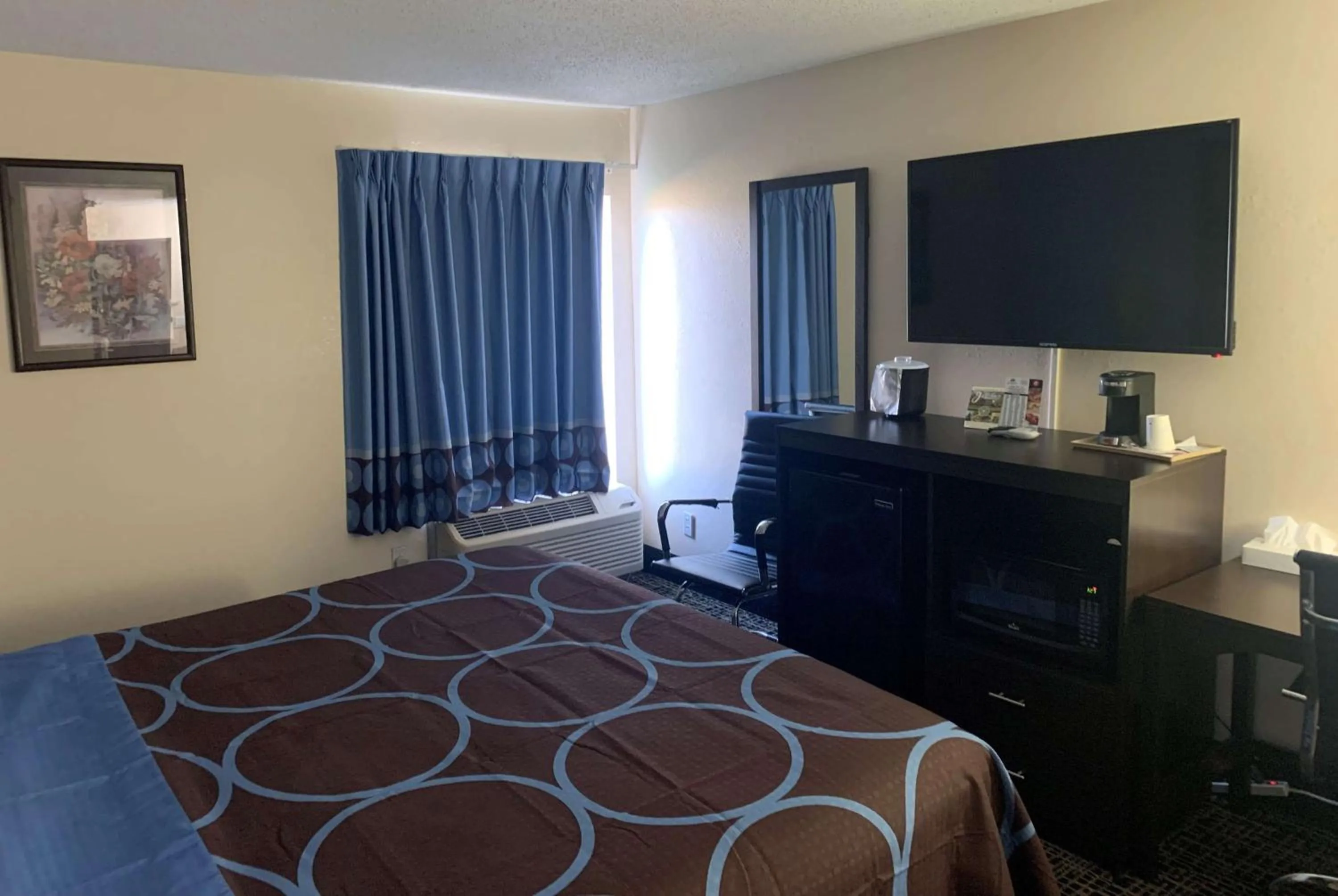 Photo of the whole room, Bed in Super 8 by Wyndham Galesburg