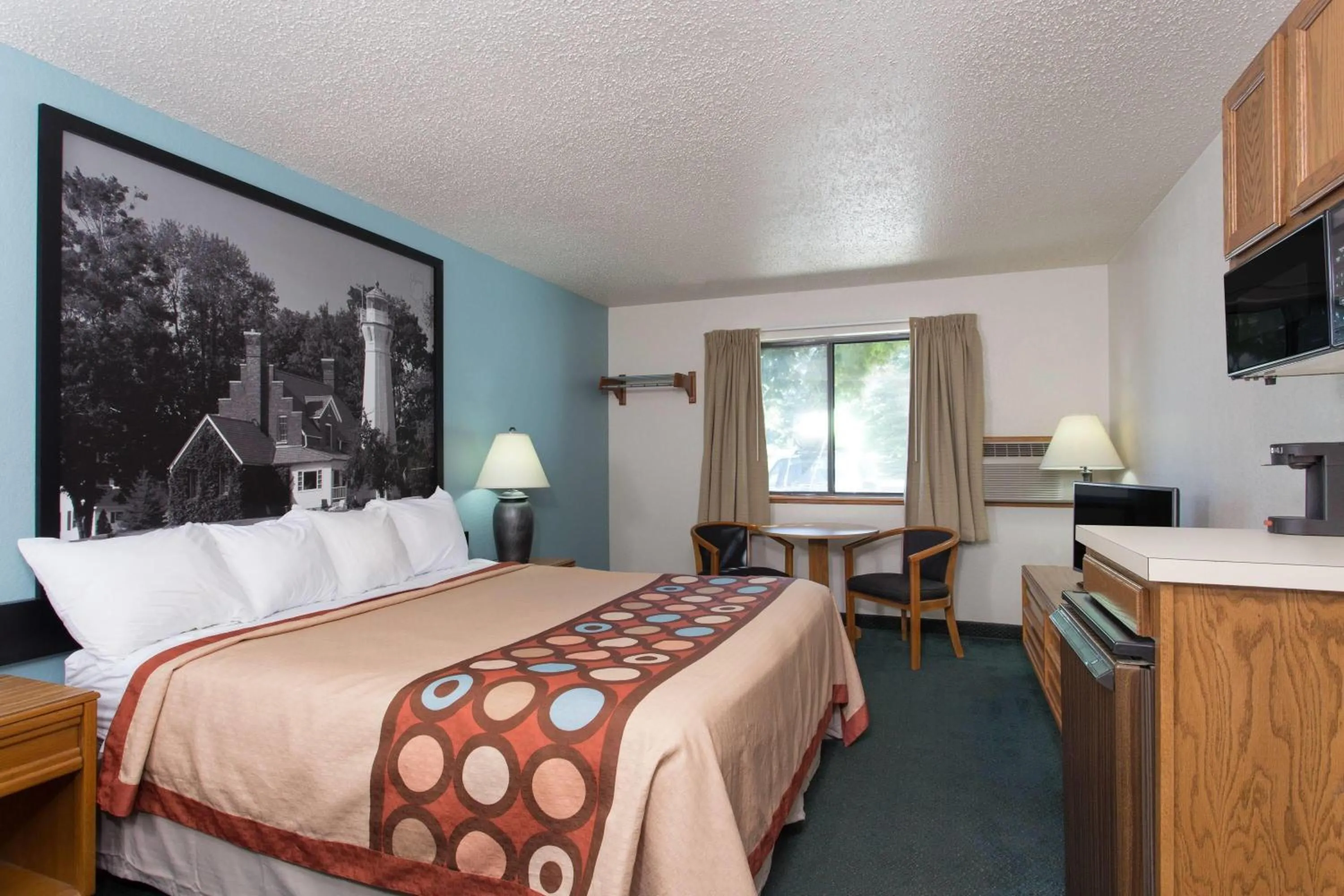 Photo of the whole room, Bed in Super 8 by Wyndham Houghton Lake
