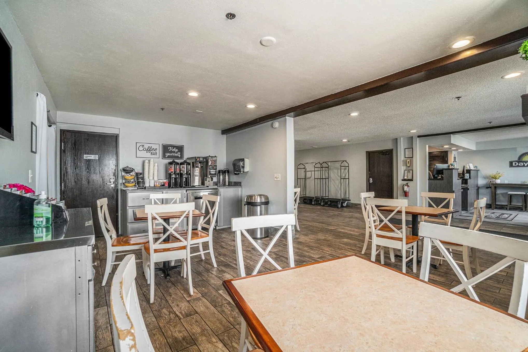 Breakfast in Days Inn & Suites by Wyndham Traverse City