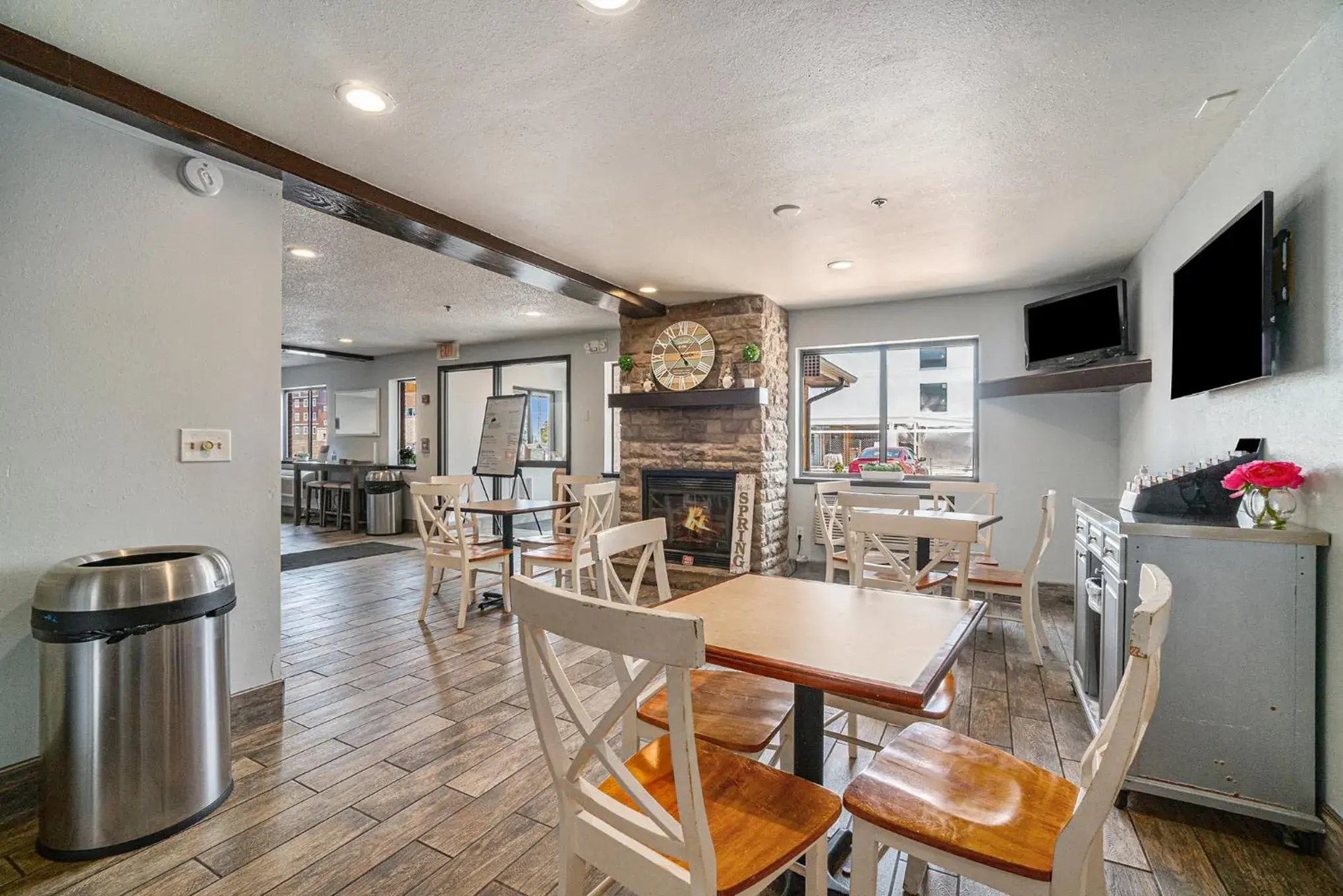 Property building in Days Inn & Suites by Wyndham Traverse City Property building in Days Inn & Suites by Wyndham Traverse City