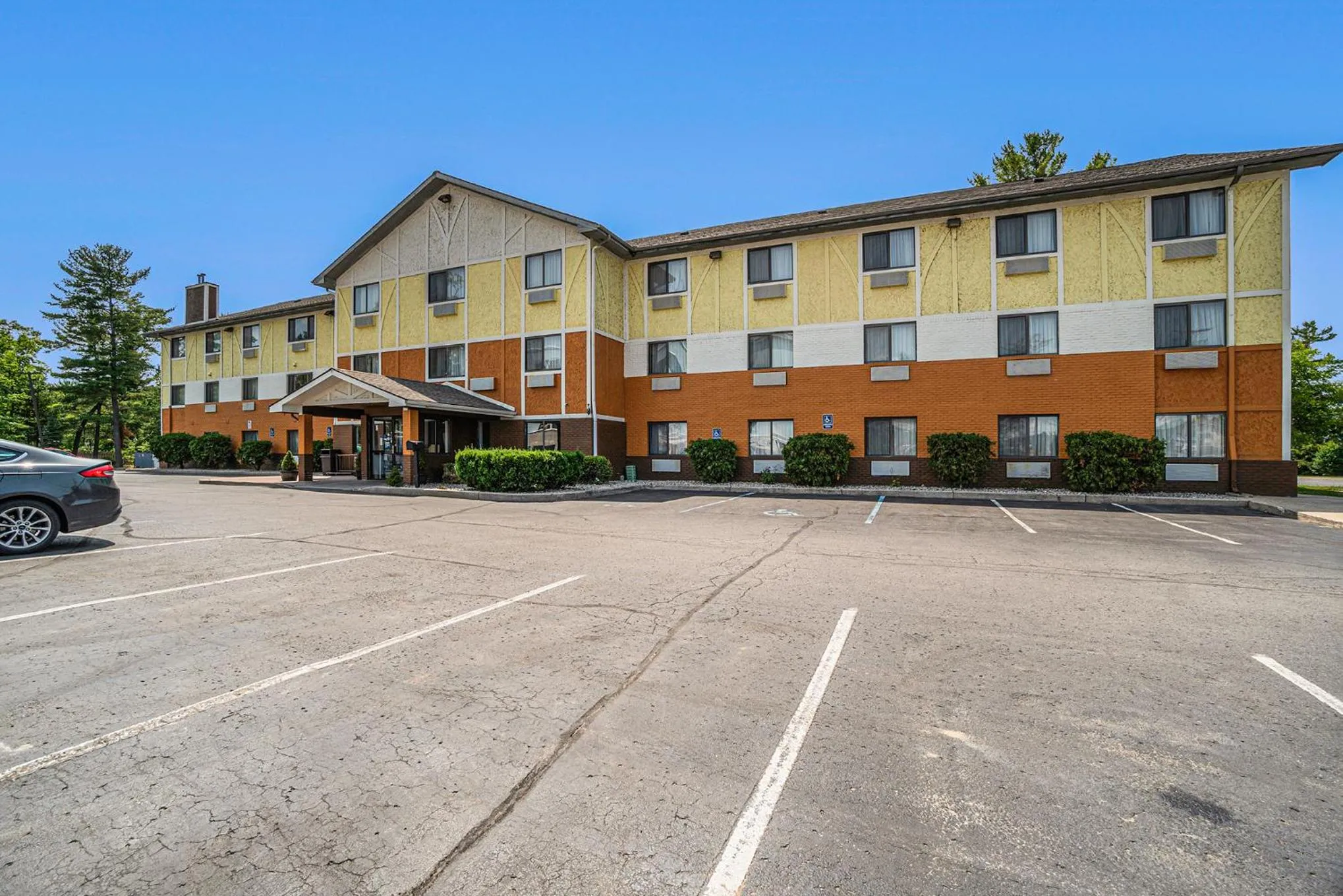 Property building in Days Inn & Suites by Wyndham Traverse City