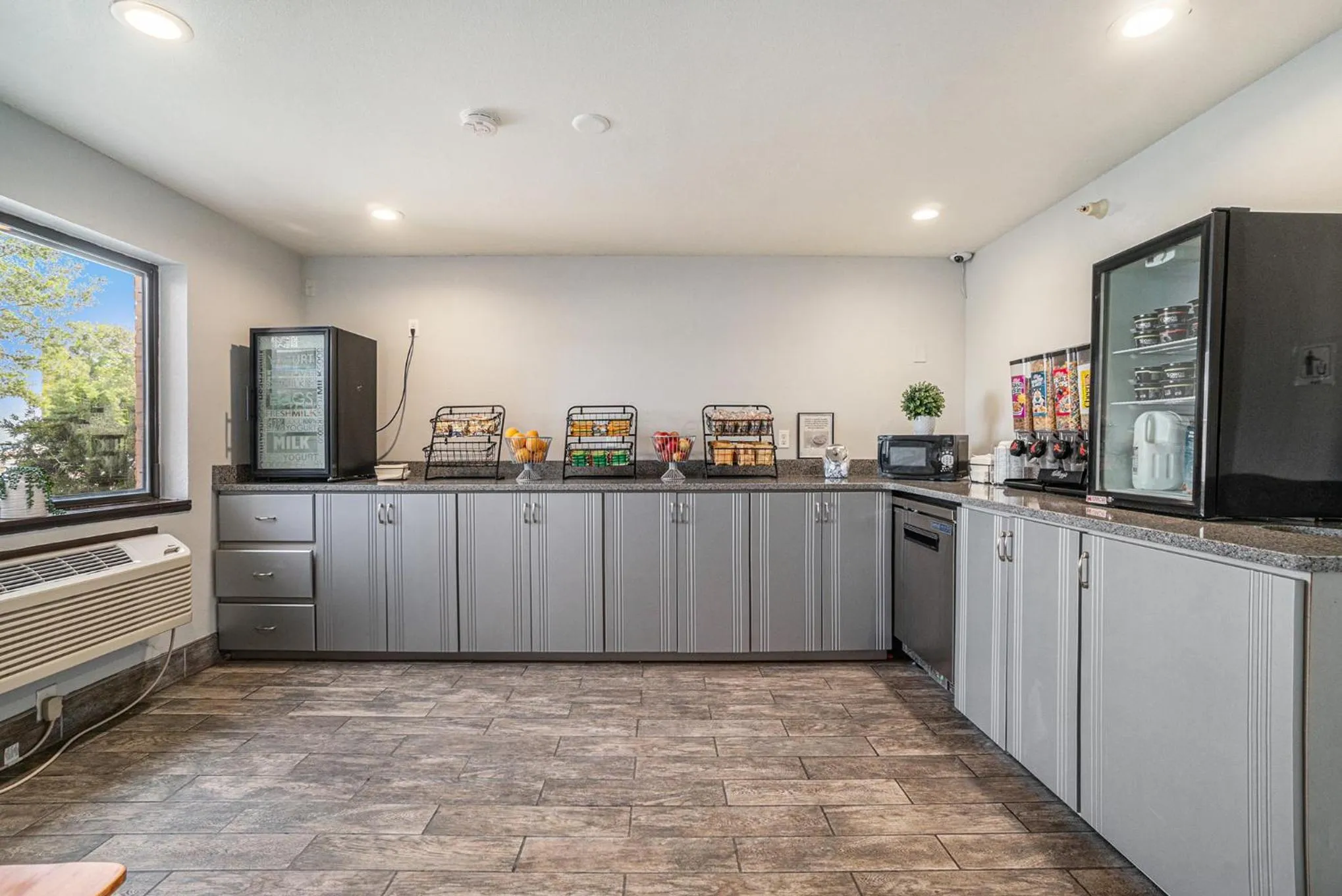 Breakfast in Days Inn & Suites by Wyndham Traverse City