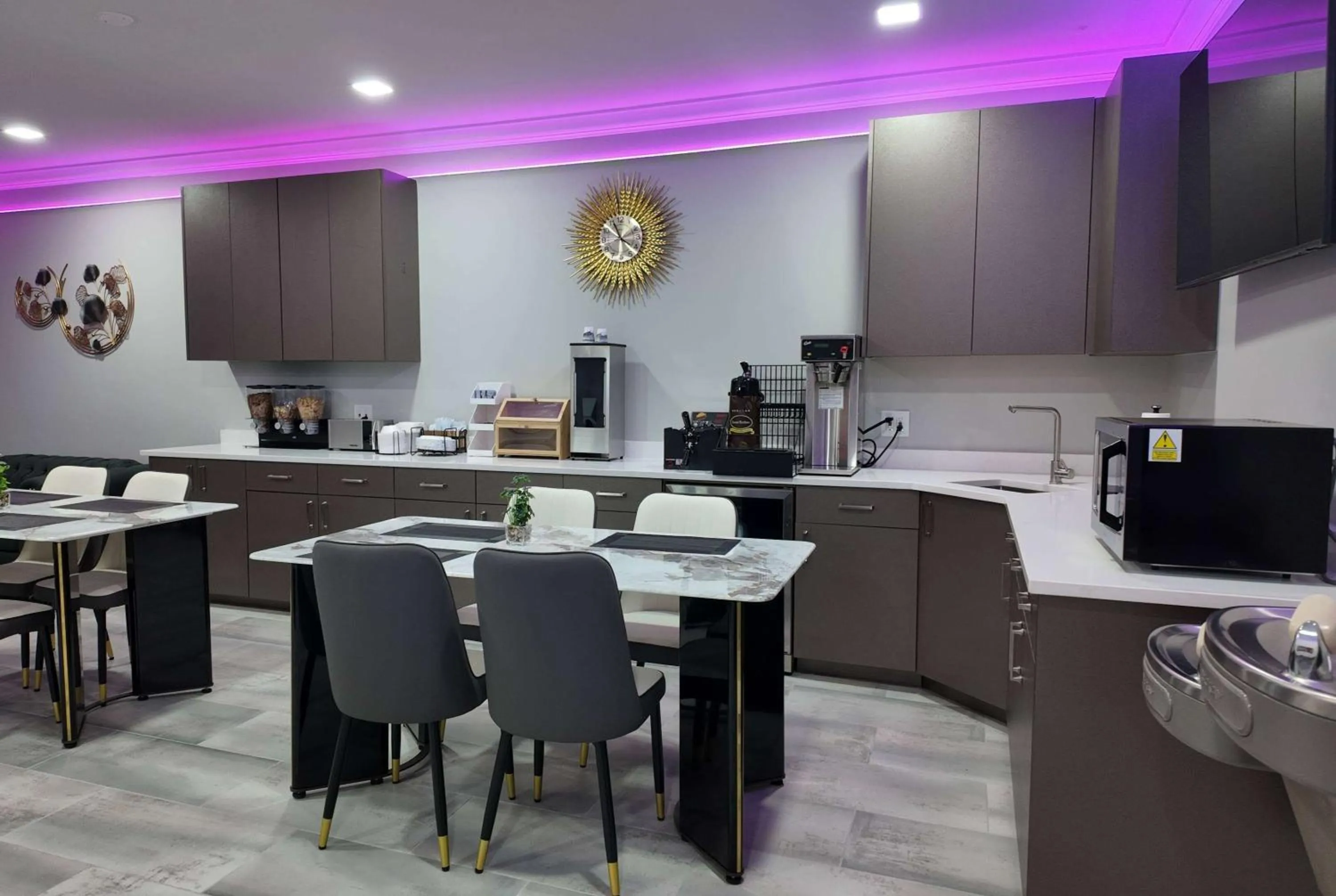 Restaurant/places to eat in Super 8 by Wyndham Hampshire IL