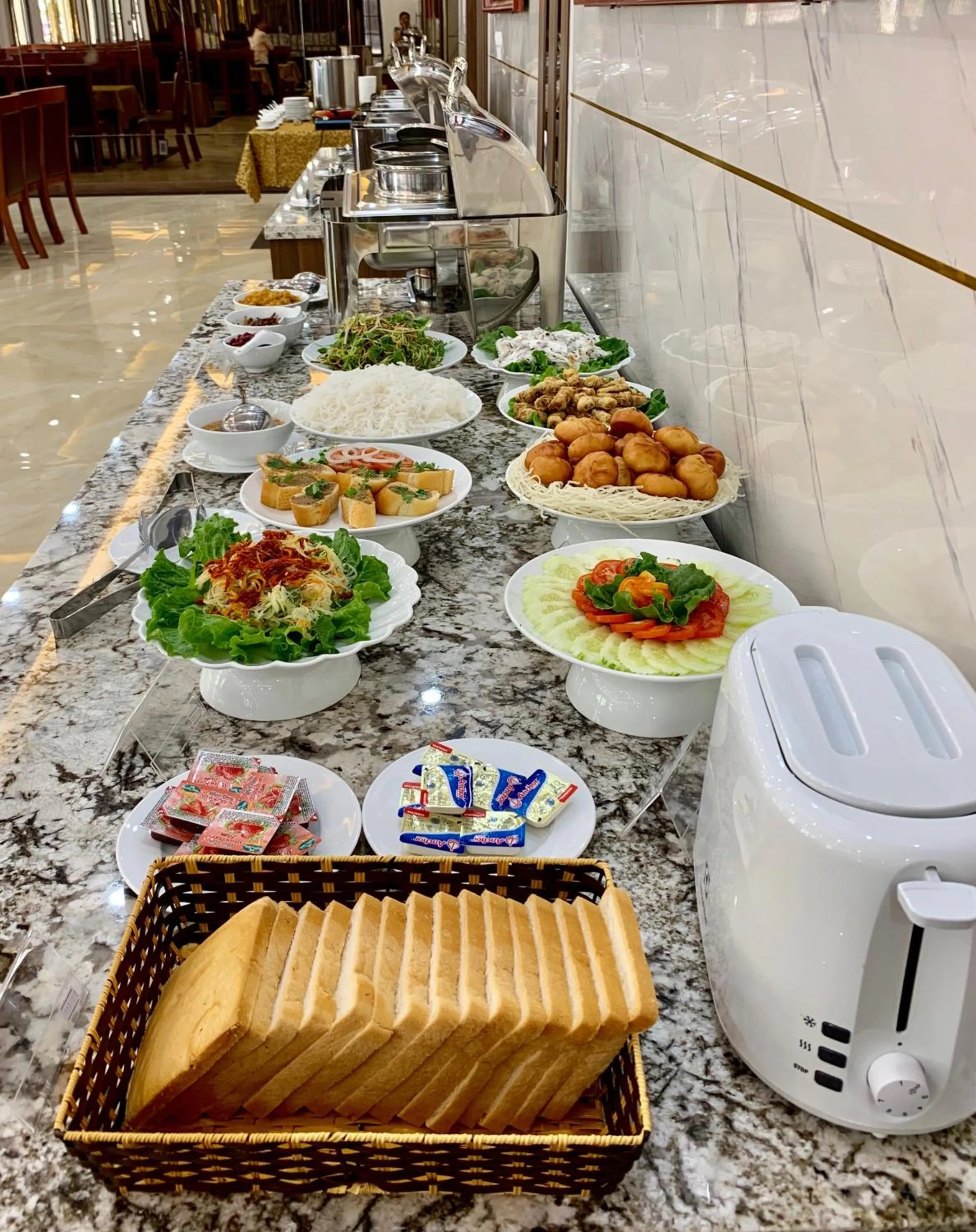 Food and drinks in Emma Hotel