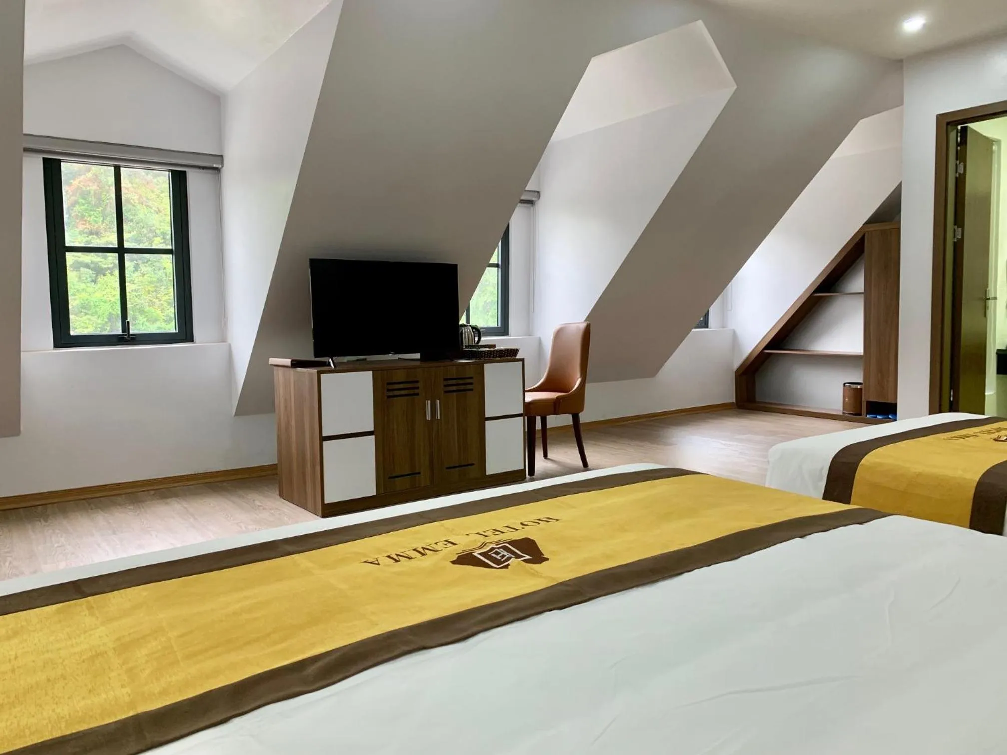 Communal lounge/ TV room, Bed in Emma Hotel