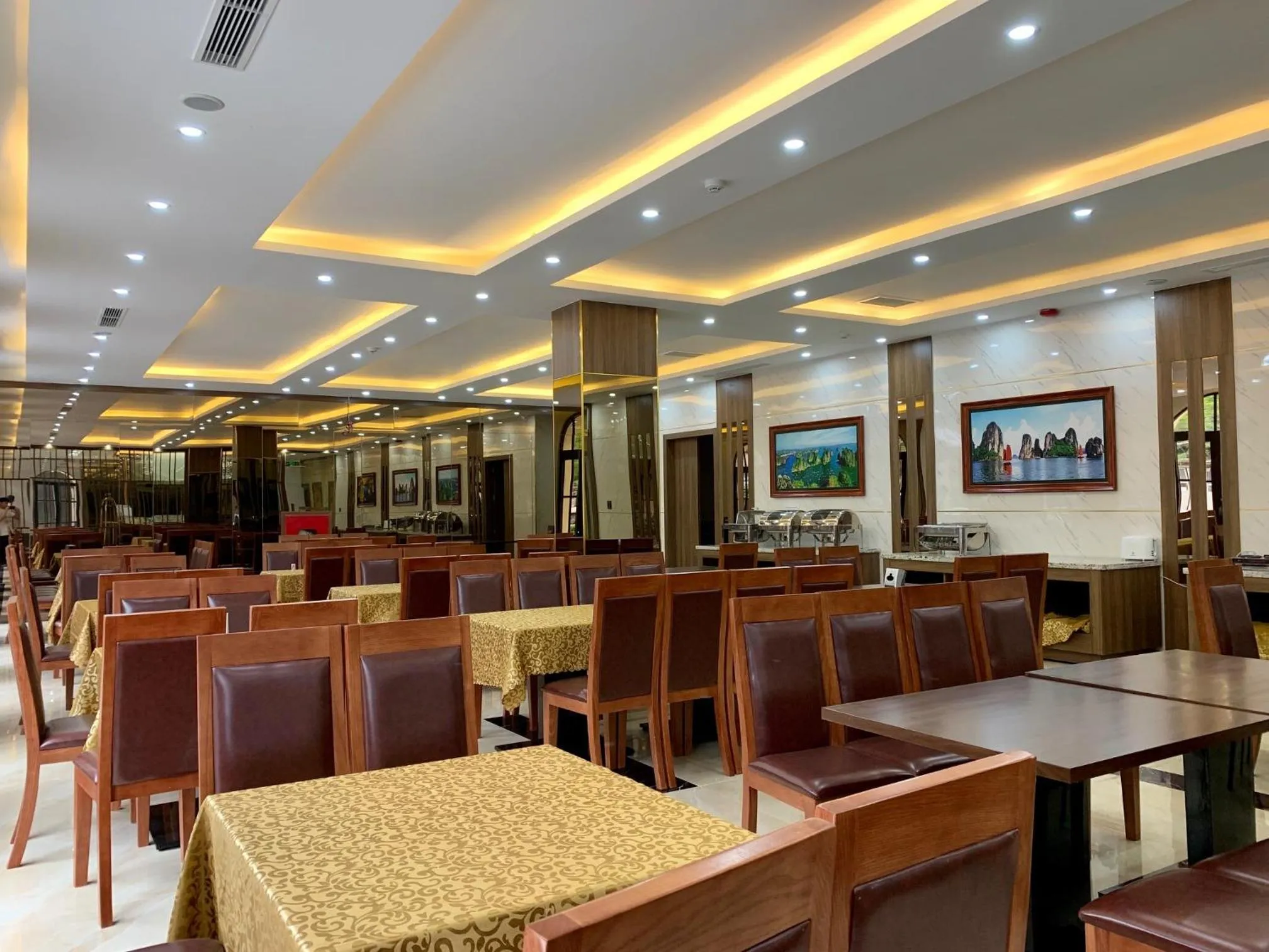 Restaurant/places to eat in Emma Hotel