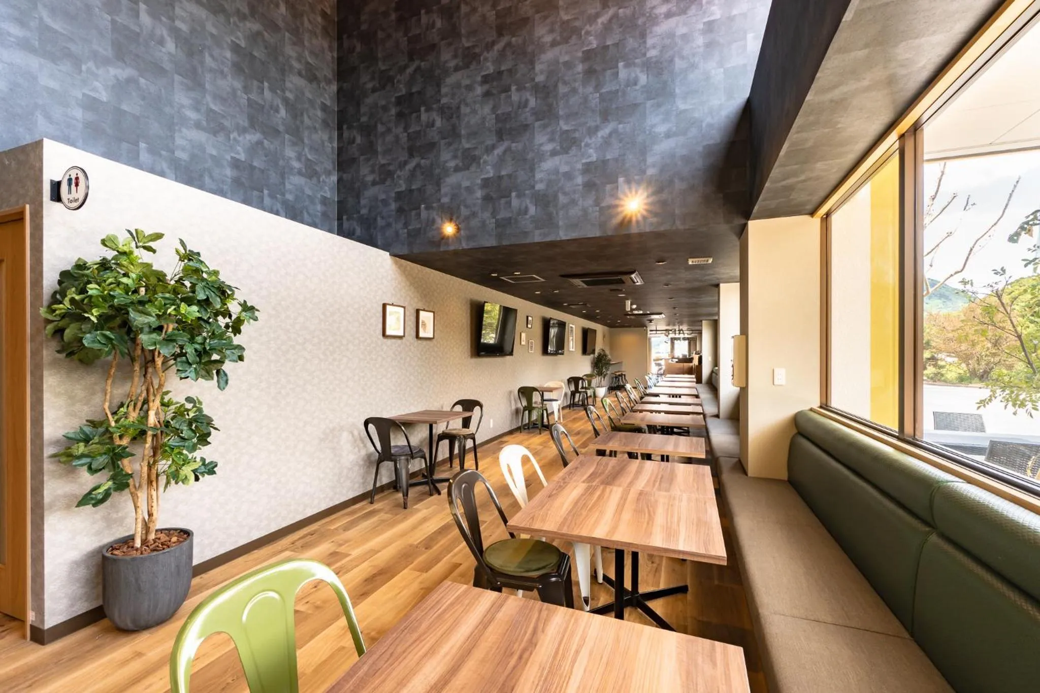 Communal lounge/ TV room in I-Link Hostel & Cafe Shimanami