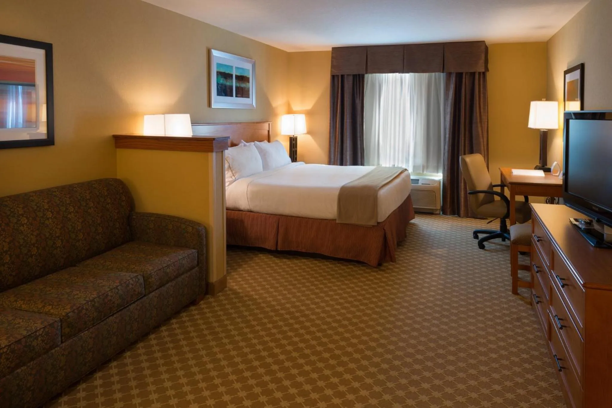 Photo of the whole room, Bed in Holiday Inn Express Hotel & Suites Chicago West Roselle by IHG