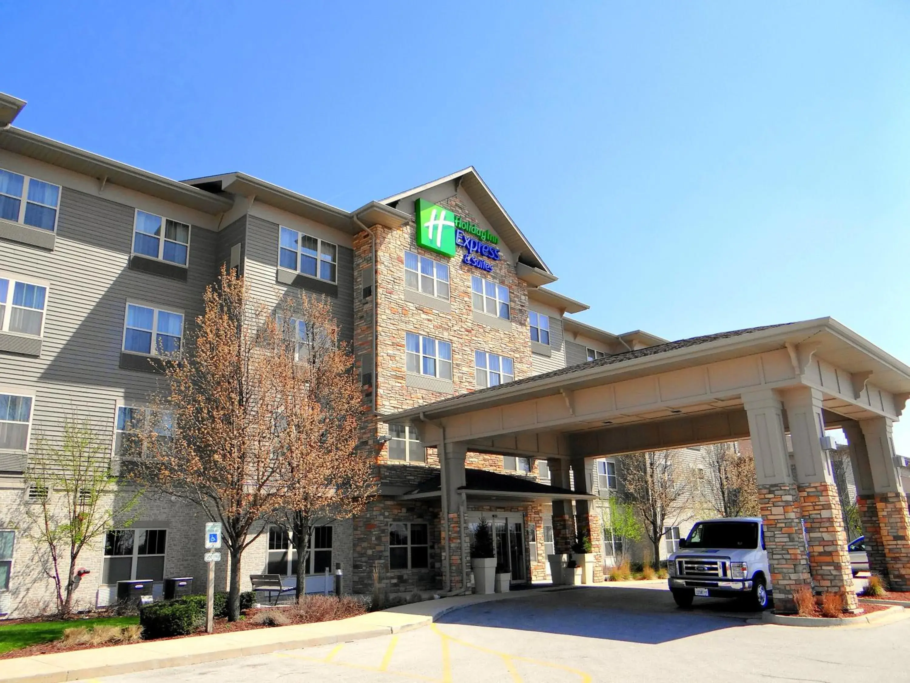 Property building in Holiday Inn Express Hotel & Suites Chicago West Roselle by IHG Property building in Holiday Inn Express Hotel & Suites Chicago West Roselle by IHG