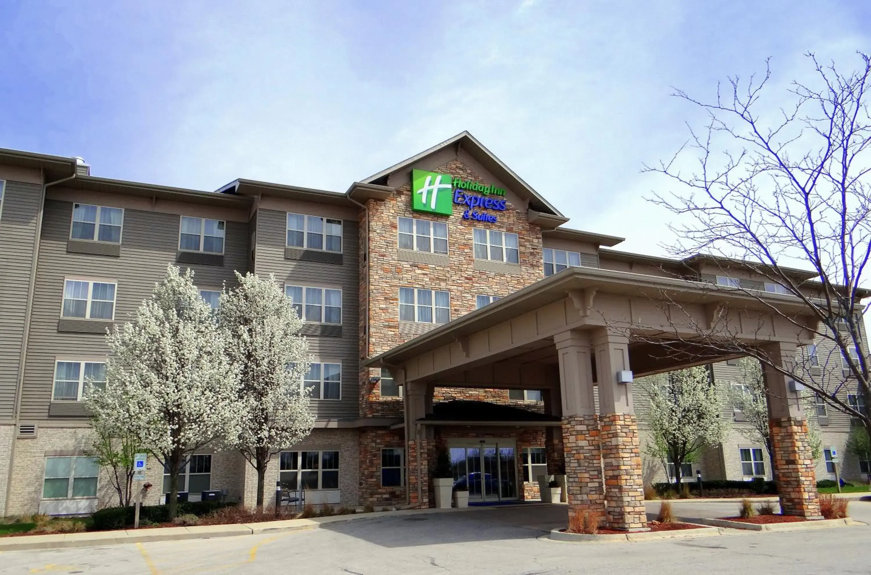 Property building in Holiday Inn Express Hotel & Suites Chicago West Roselle by IHG Property building in Holiday Inn Express Hotel & Suites Chicago West Roselle by IHG