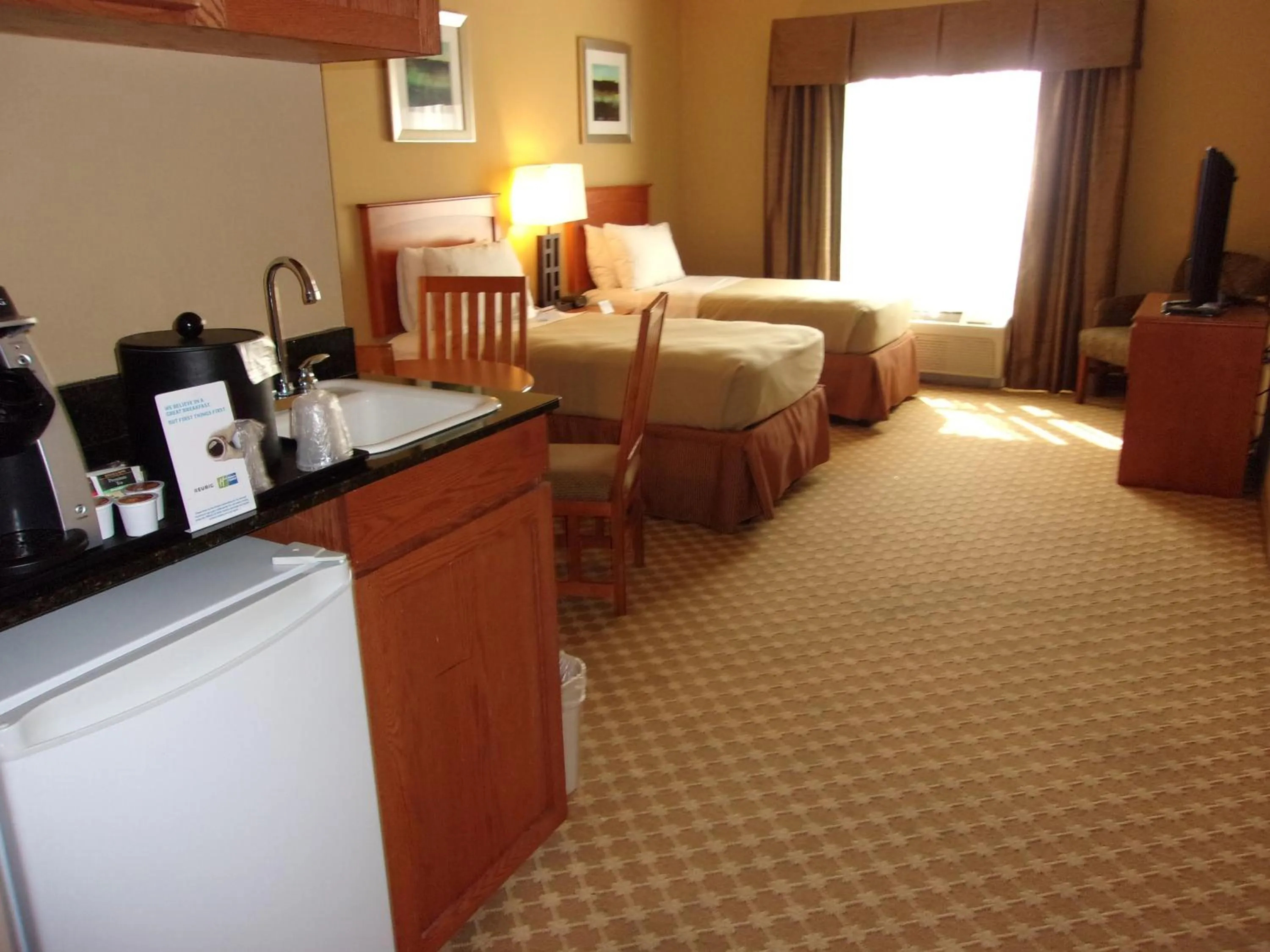 Photo of the whole room, Bed in Holiday Inn Express Hotel & Suites Chicago West Roselle by IHG