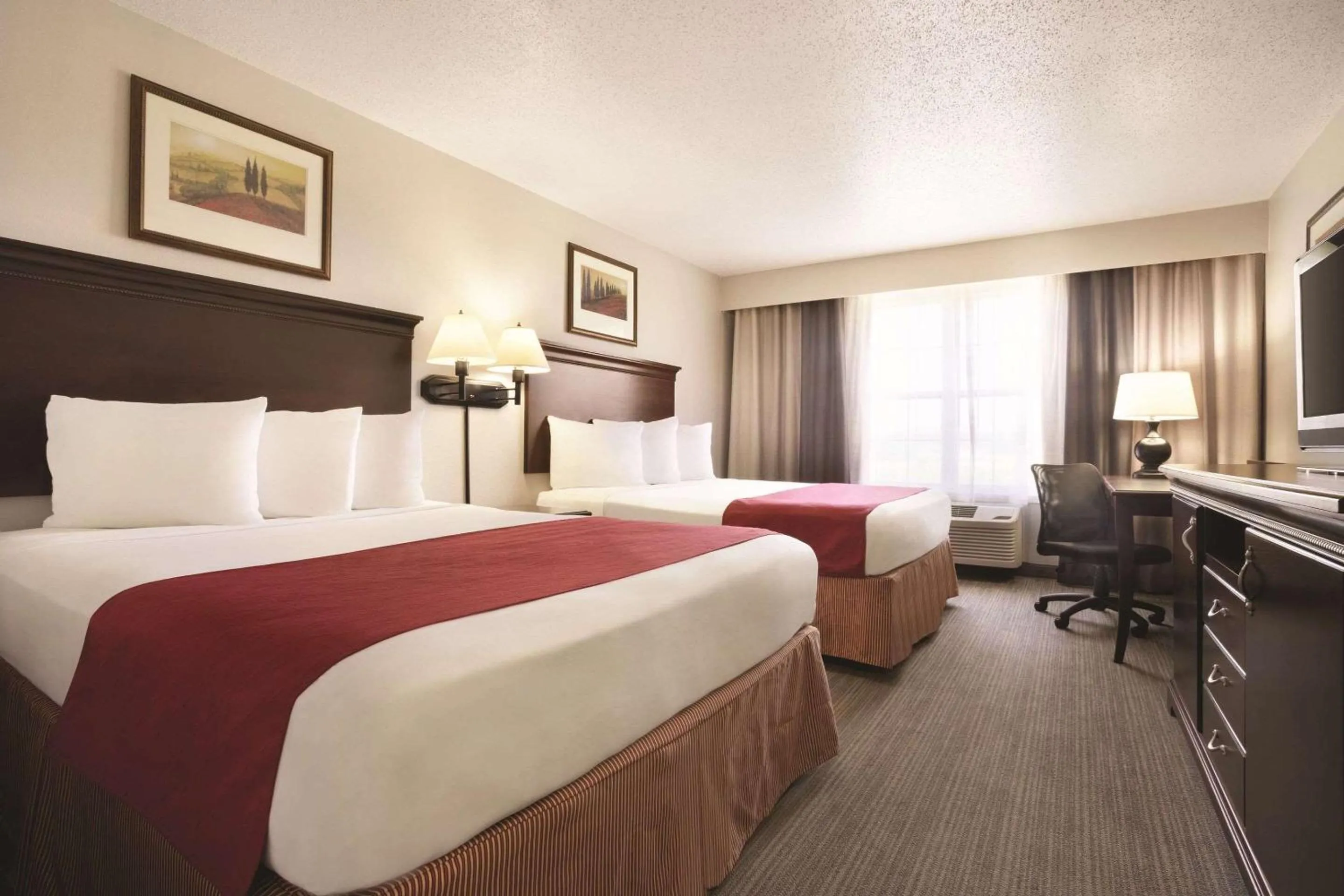 Bedroom, Bed in Country Inn & Suites by Radisson, Moline Airport, IL