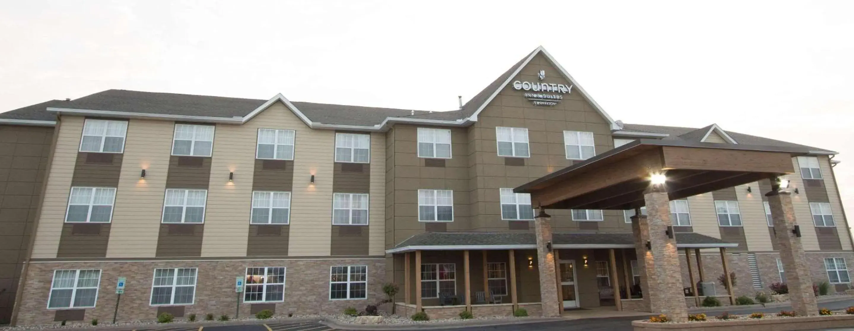 Property building in Country Inn & Suites by Radisson, Moline Airport, IL Property building in Country Inn & Suites by Radisson, Moline Airport, IL