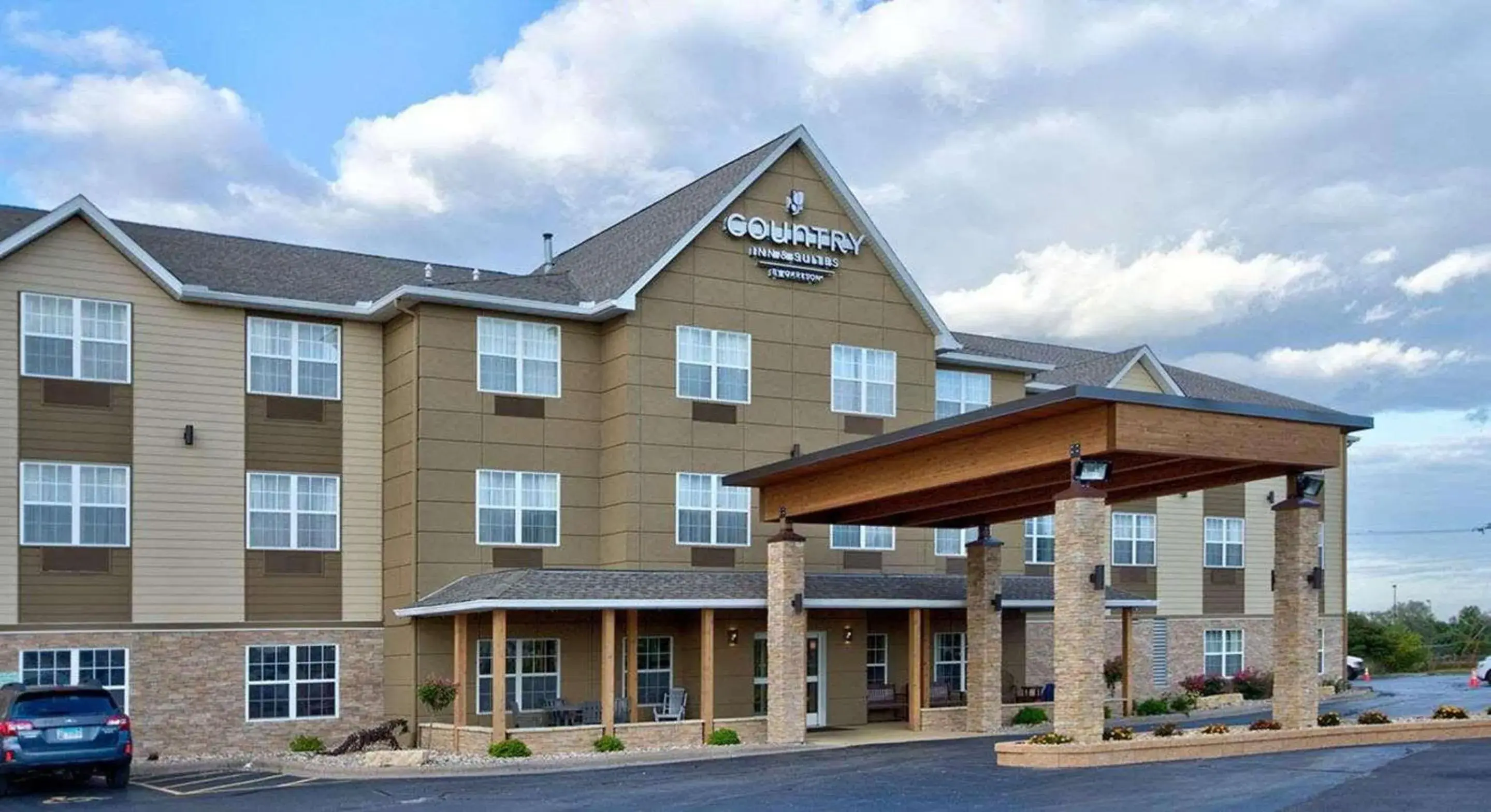 Property building in Country Inn & Suites by Radisson, Moline Airport, IL Property building in Country Inn & Suites by Radisson, Moline Airport, IL