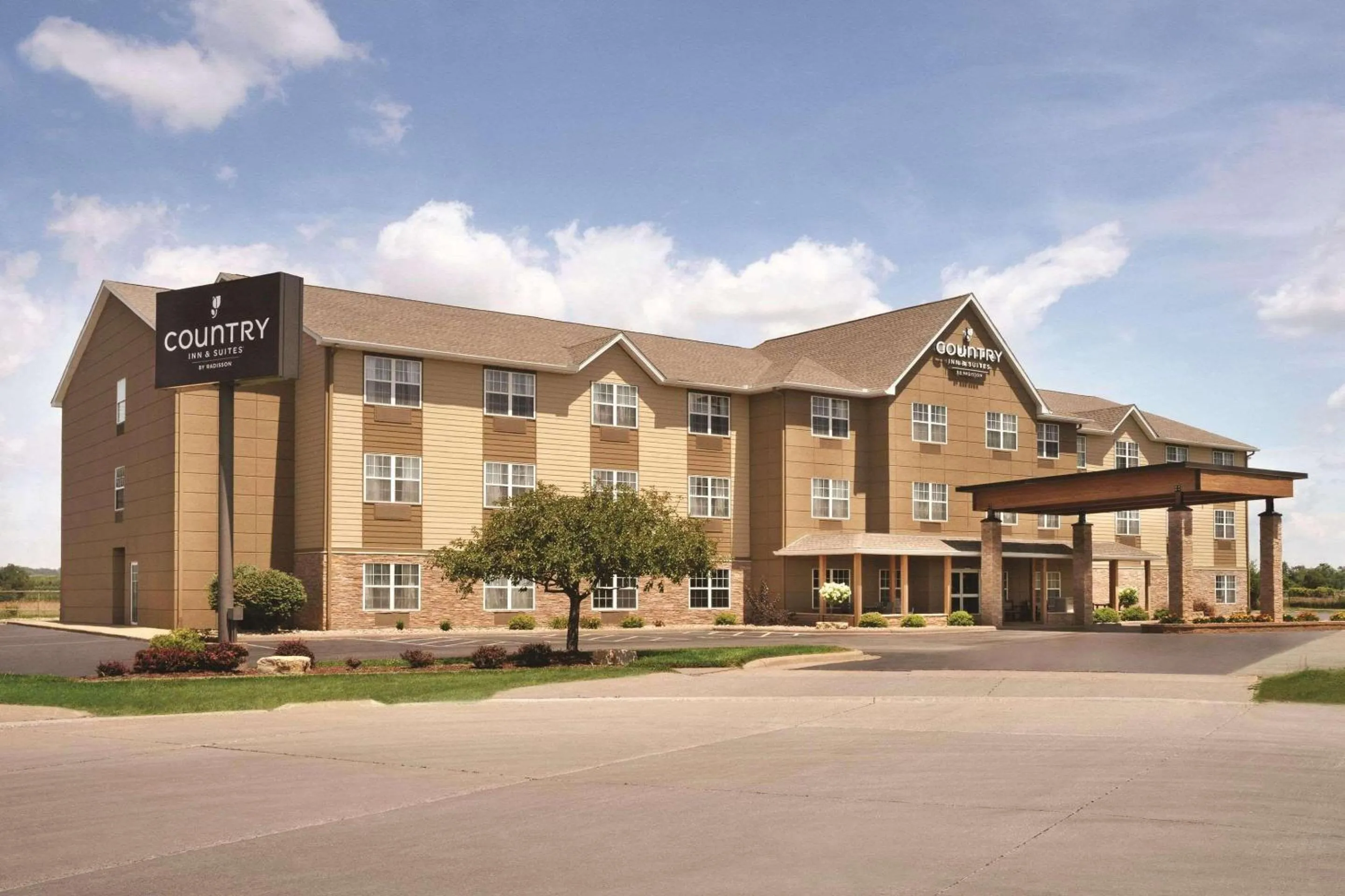 Property building in Country Inn & Suites by Radisson, Moline Airport, IL